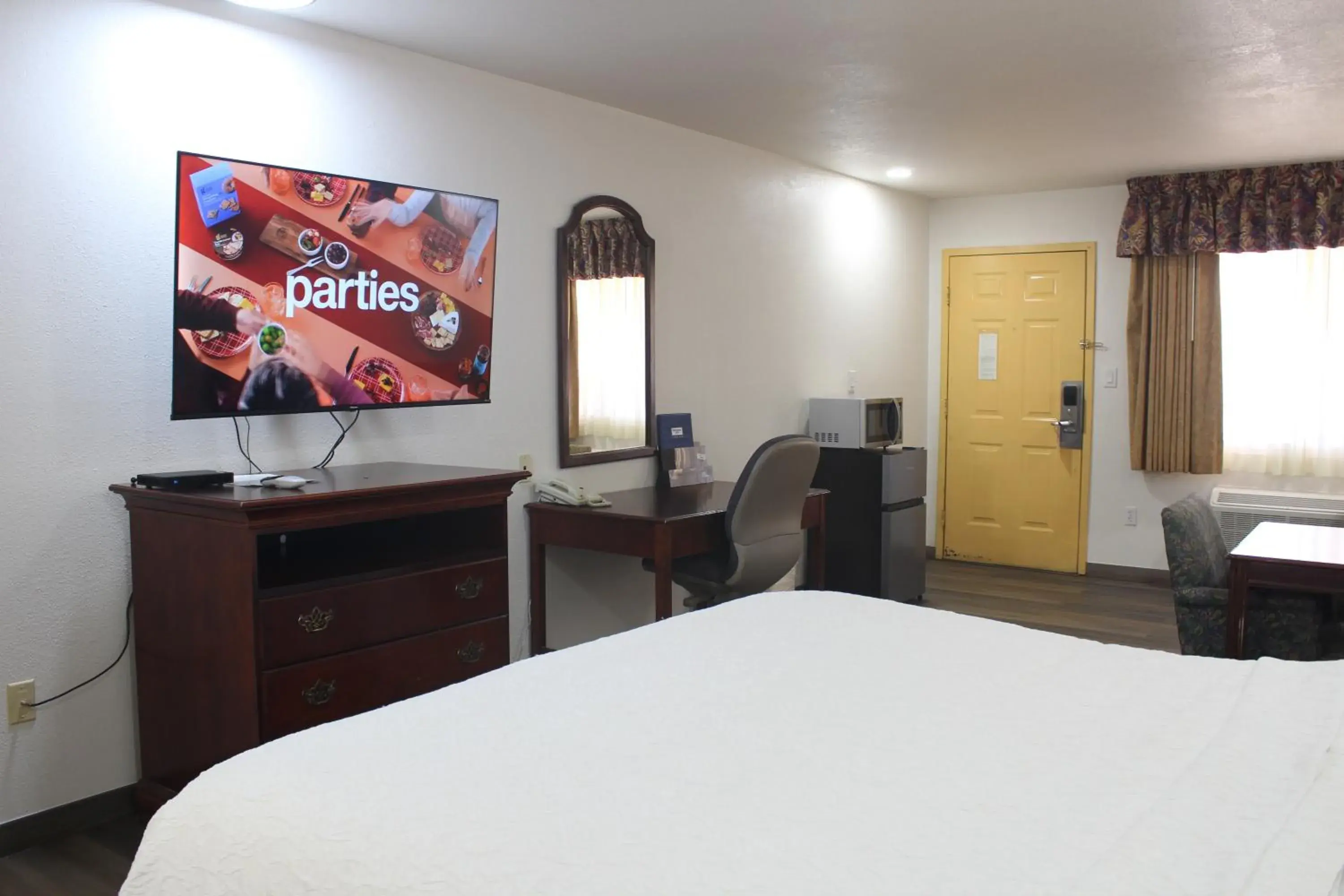 Bed, TV/Entertainment Center in Rodeway Inn Tucumcari