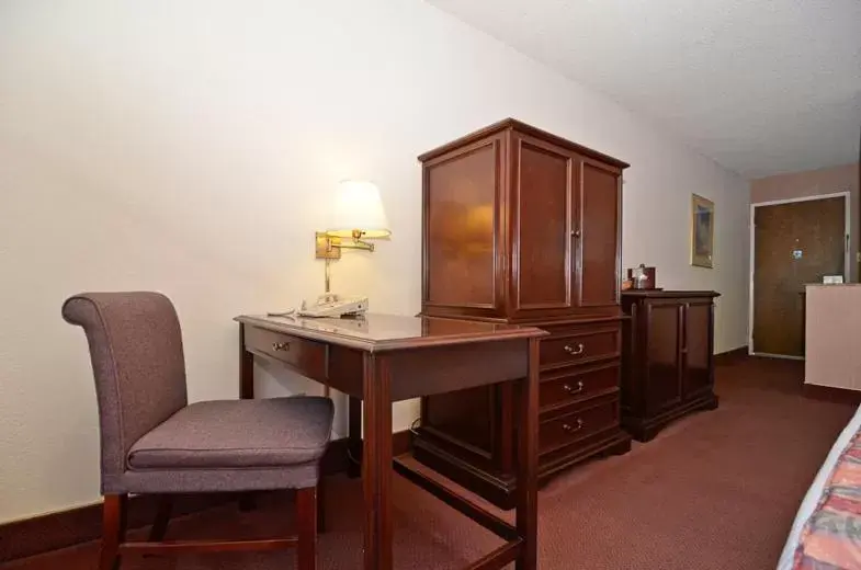 Seating area, TV/Entertainment Center in County Inn