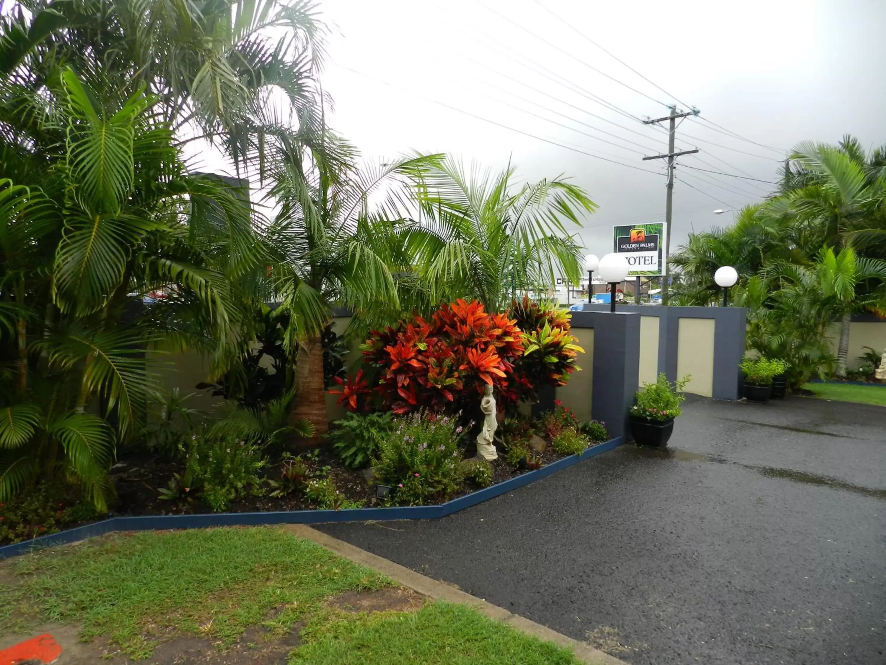 Facade/entrance, Garden in Golden Palms Motor Inn