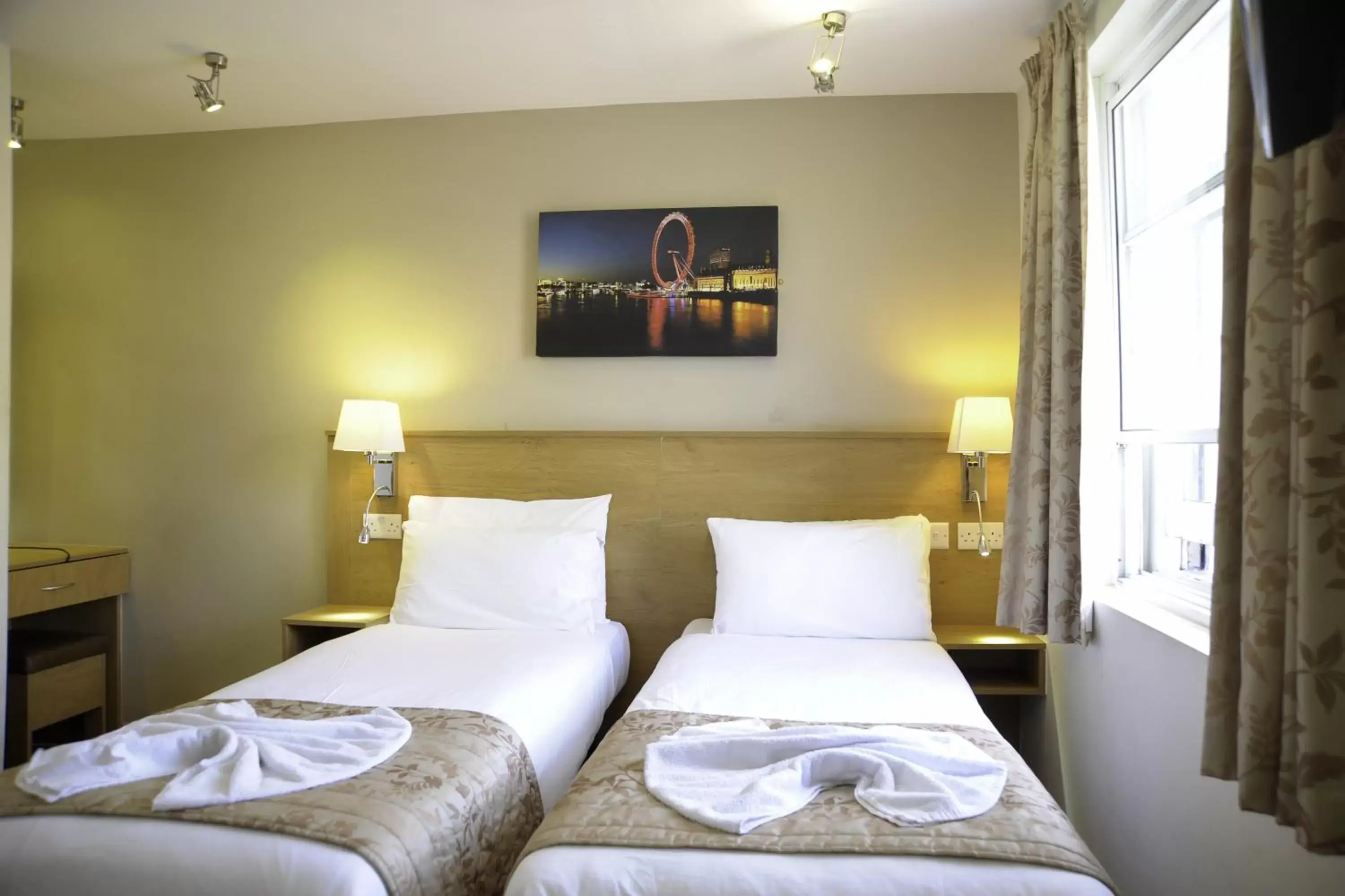 Bedroom, Bed in Kings Cross Inn Hotel