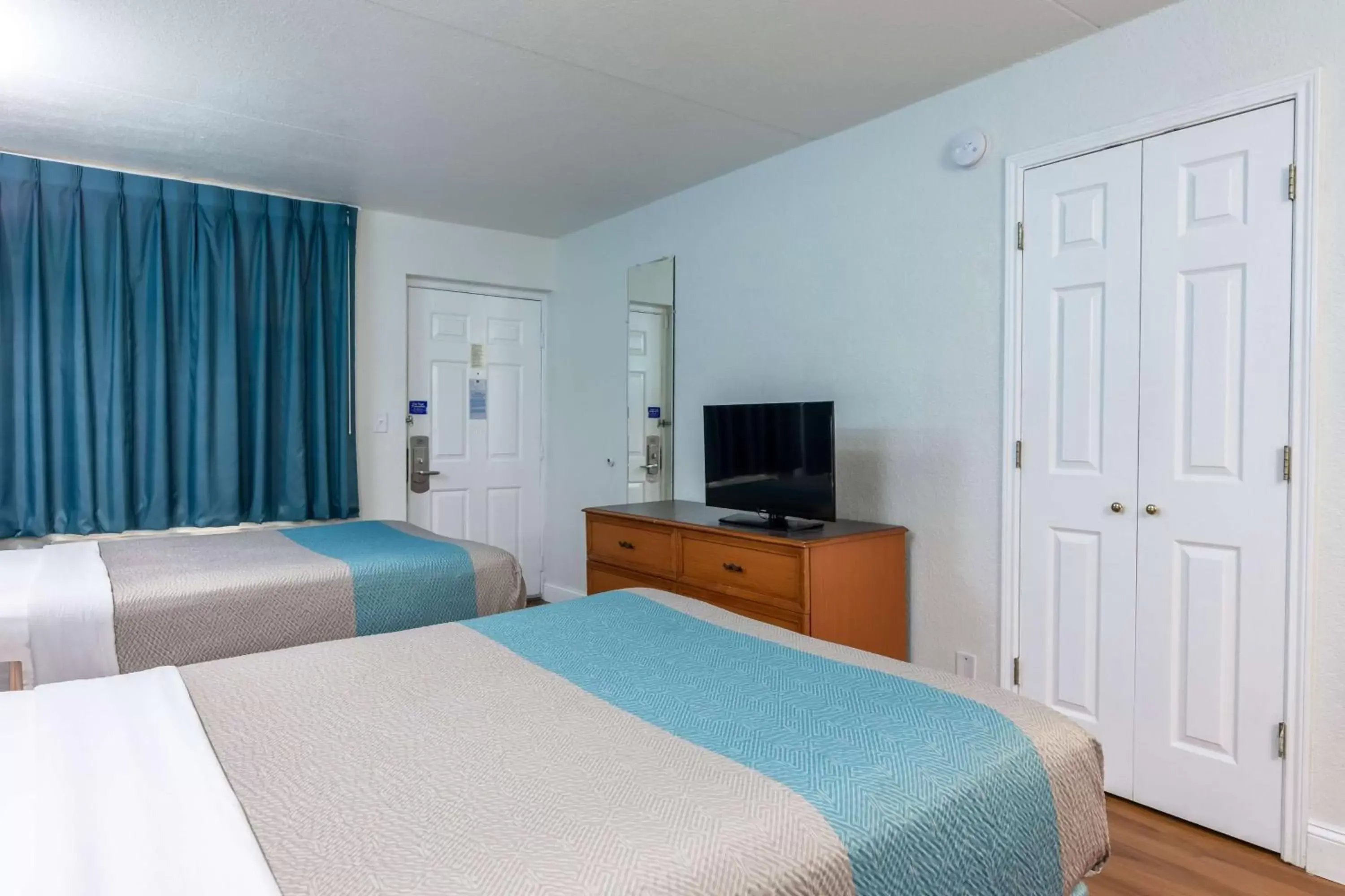 TV and multimedia, Bed in Motel 6-North Little Rock, AR - McCain