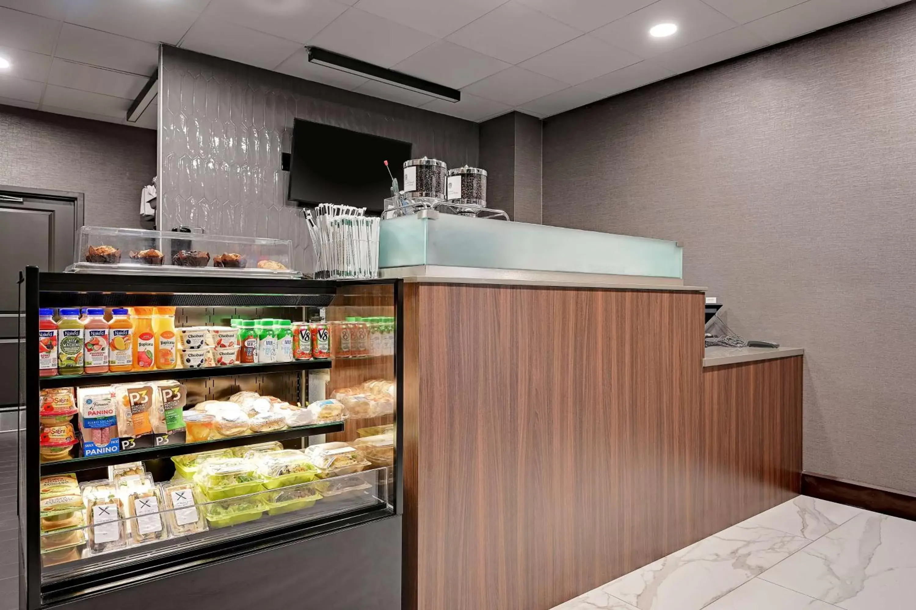 Dining area in DoubleTree by Hilton Denver International Airport, CO