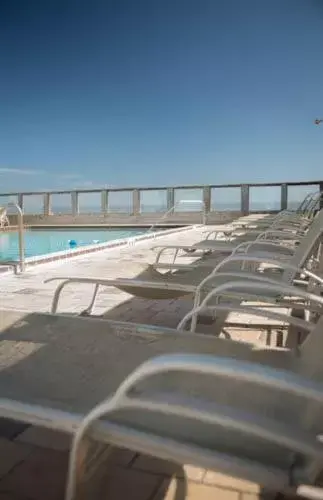Swimming pool in Sea Vista Motel