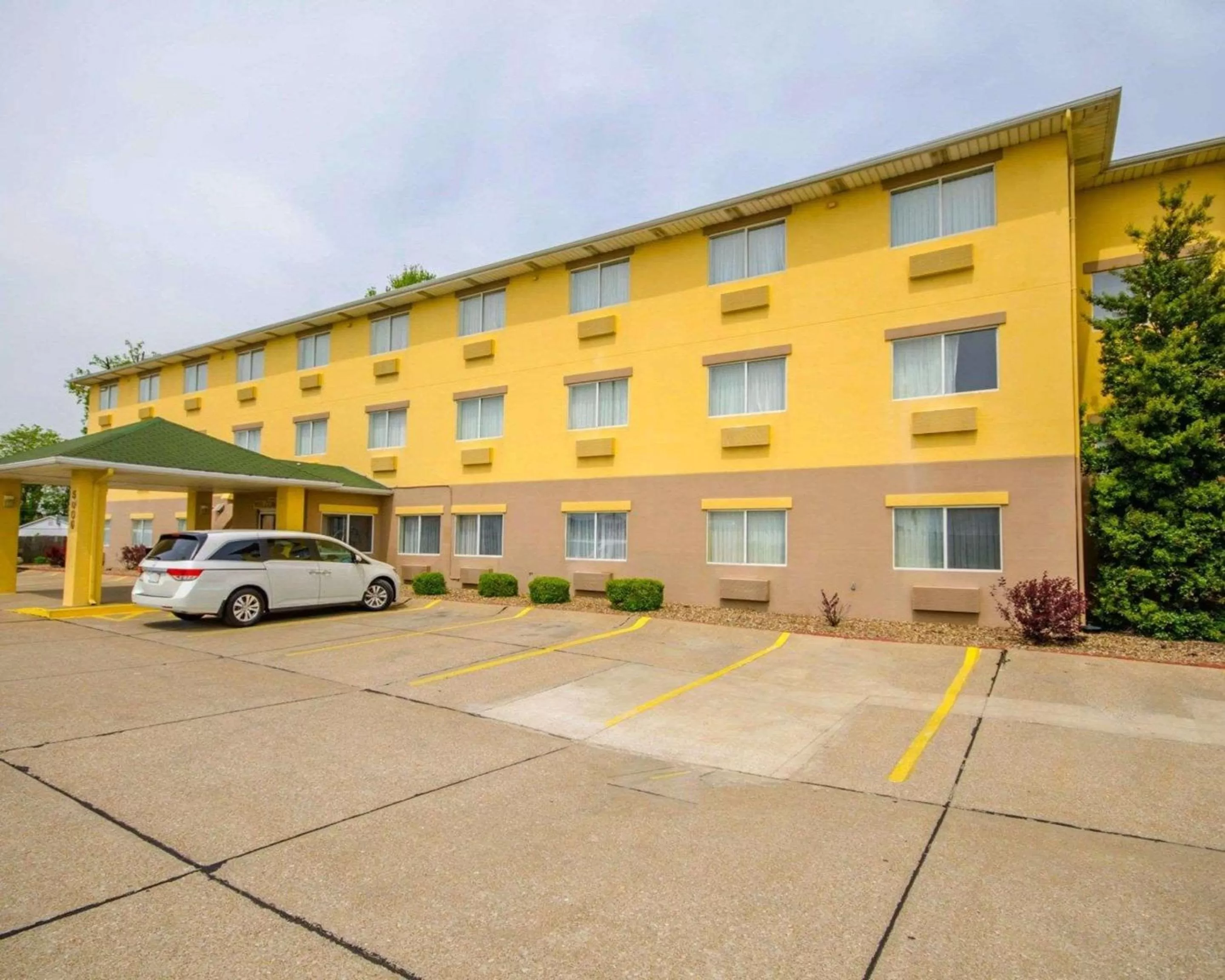 Property building in Quality Inn Evansville Eastland Area