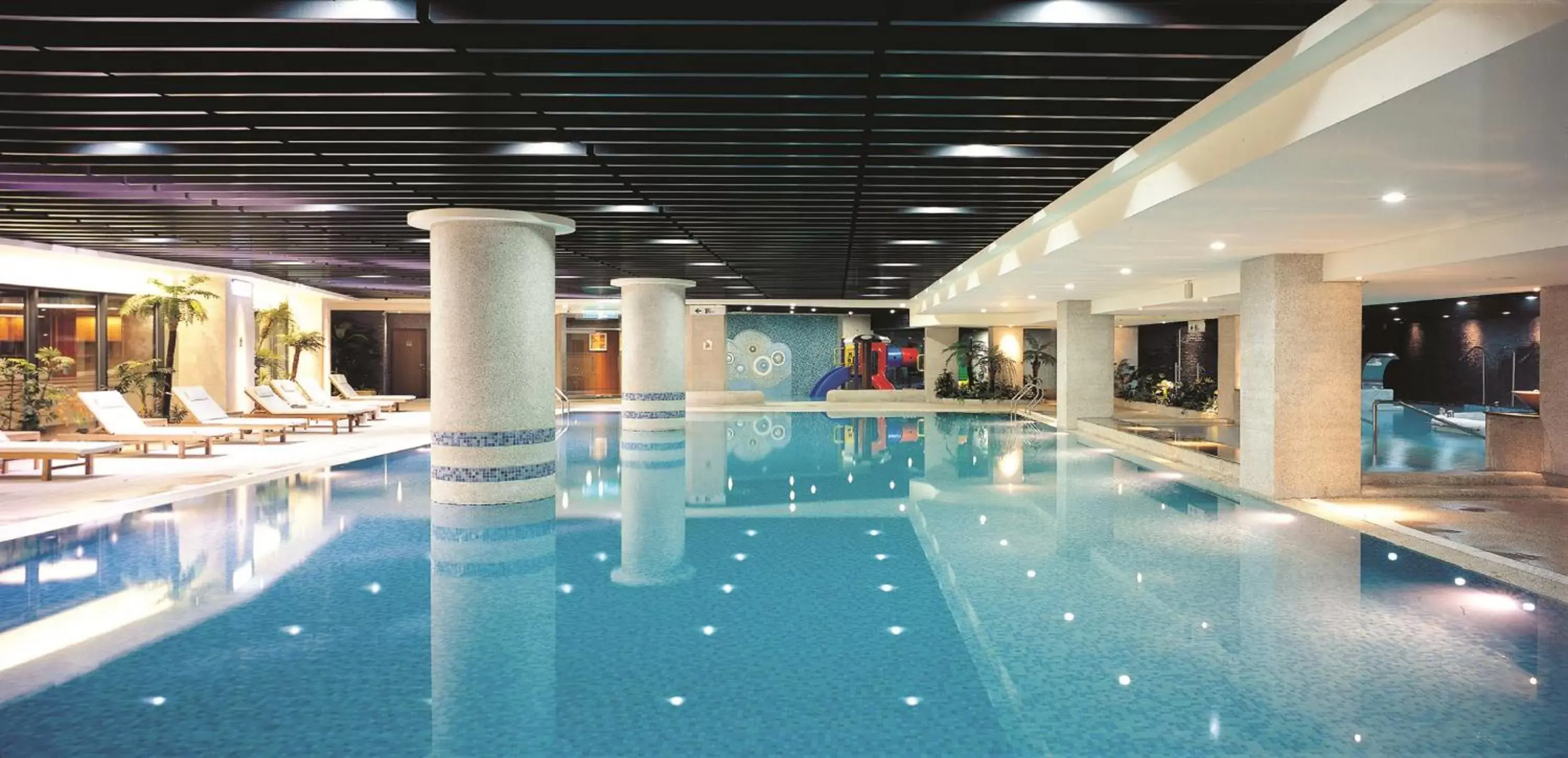 Swimming Pool in Lakeshore Hotel Hsinchu