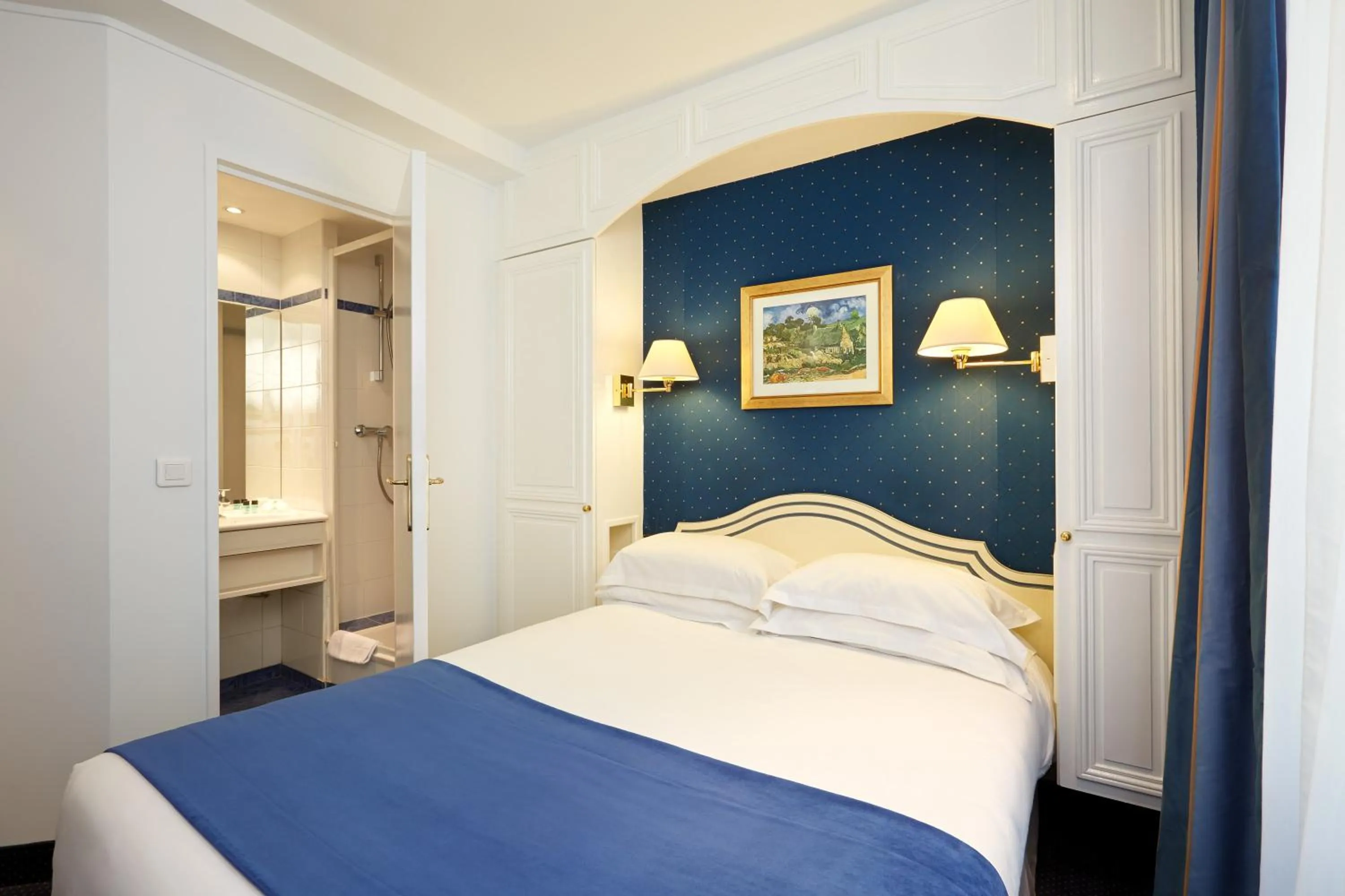 Bathroom, Bed in Austin's Saint Lazare Hotel