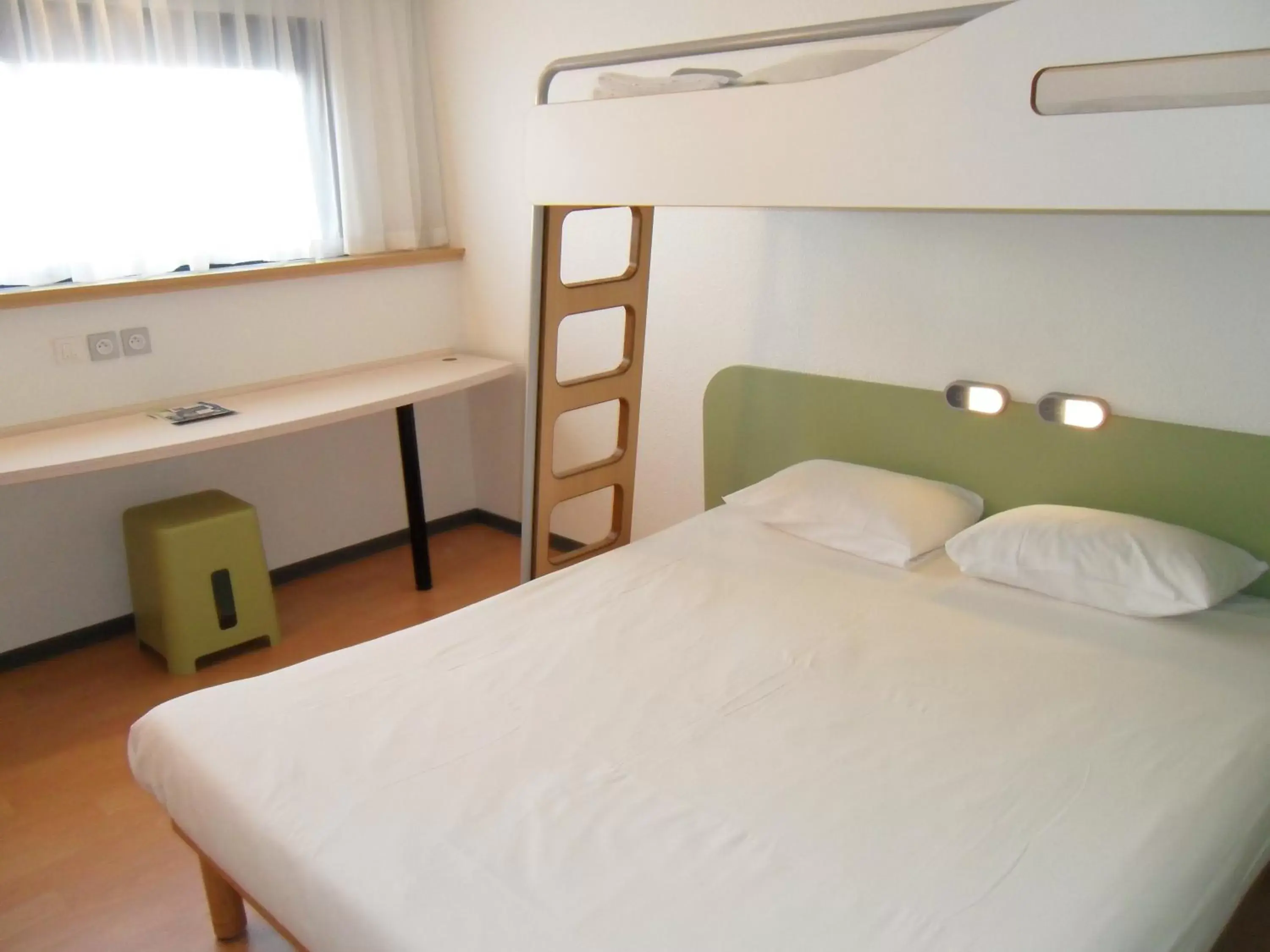 Photo of the whole room, Bed in ibis budget Site du Futuroscope