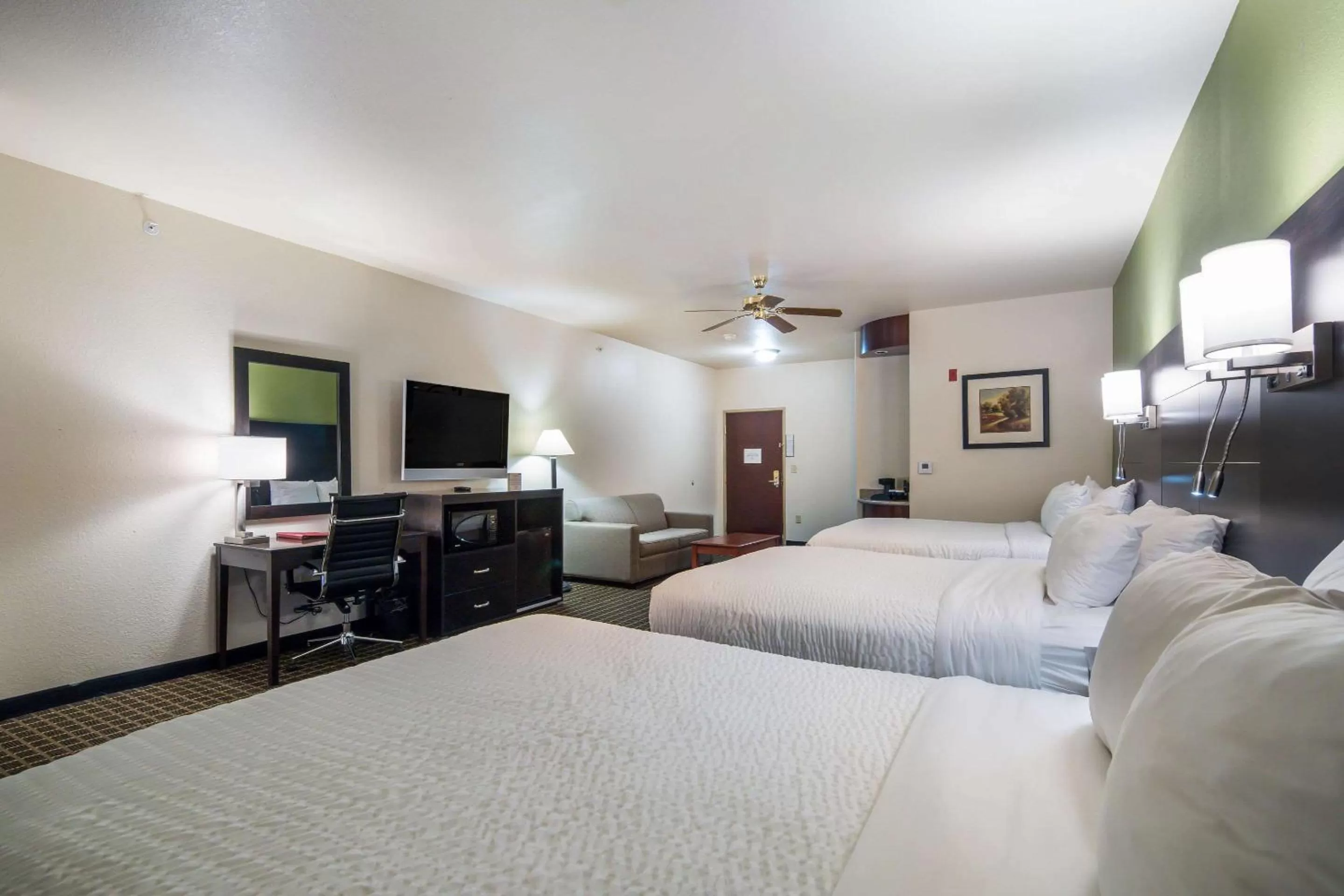 Photo of the whole room, Bed in Clarion Inn & Suites Weatherford South