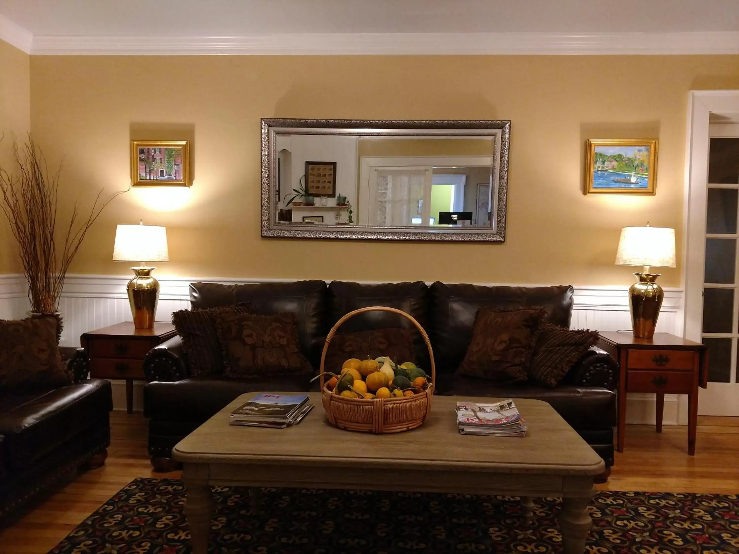 Living room in Thayers Inn Living room in Thayers Inn