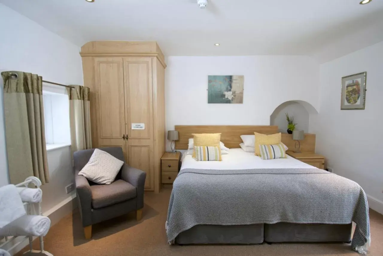 Bedroom, Bed in The Plough Inn