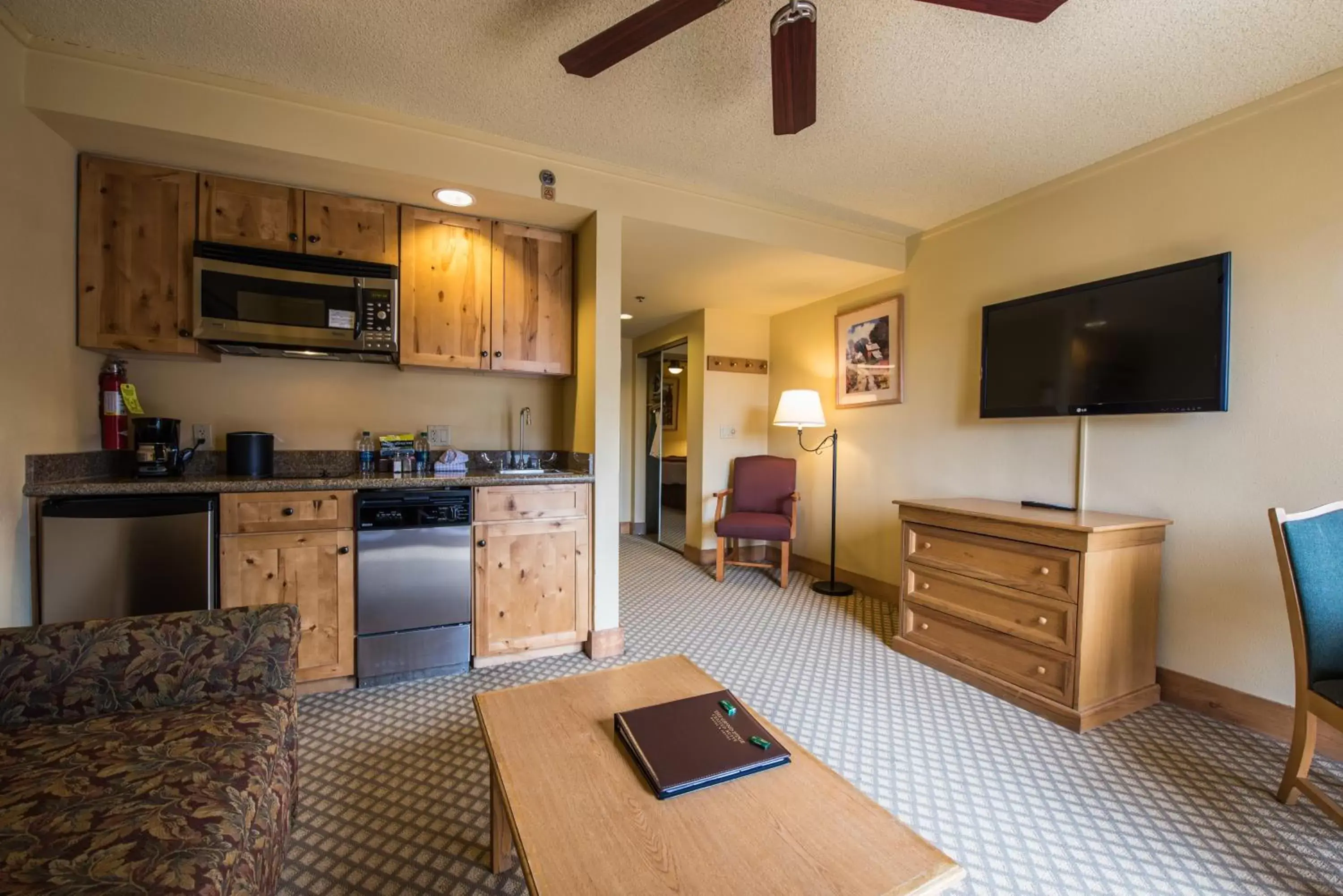 Kitchen/Kitchenette in The Grand Lodge Hotel and Suites