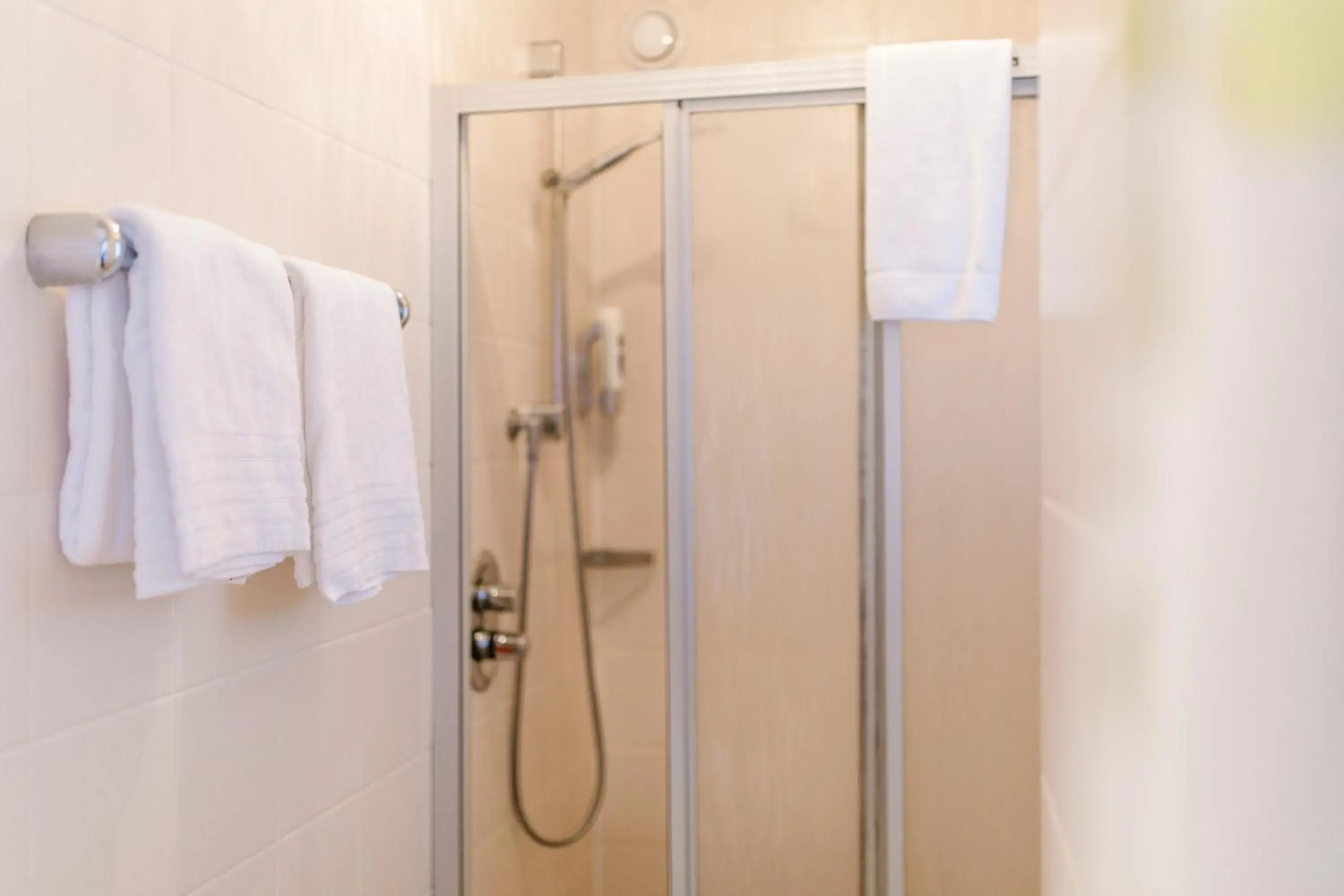 Shower, Bathroom in Akzent Hotel Zur Grünen Eiche