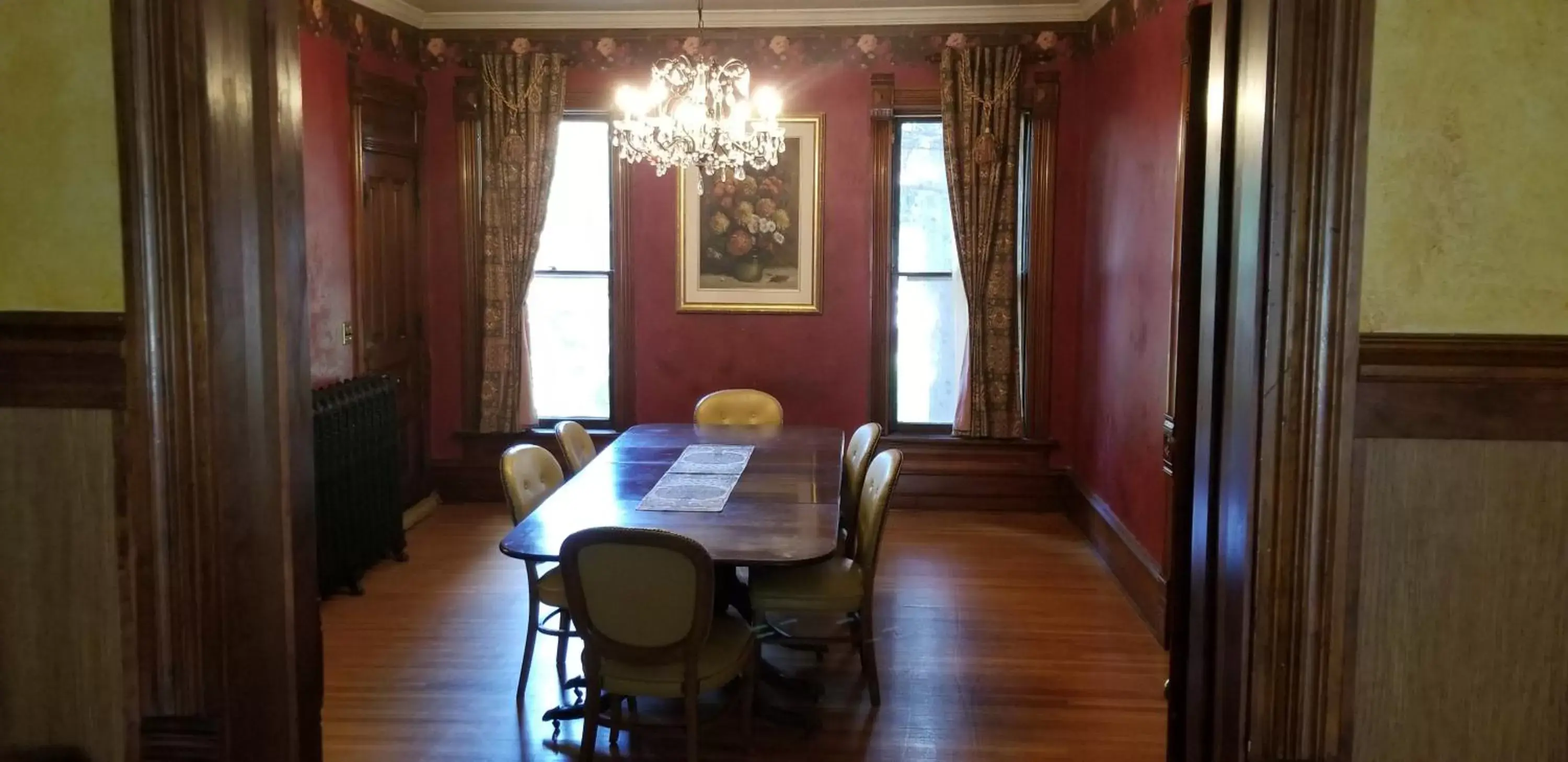 Seating area, Dining Area in Historic Victorian Inn