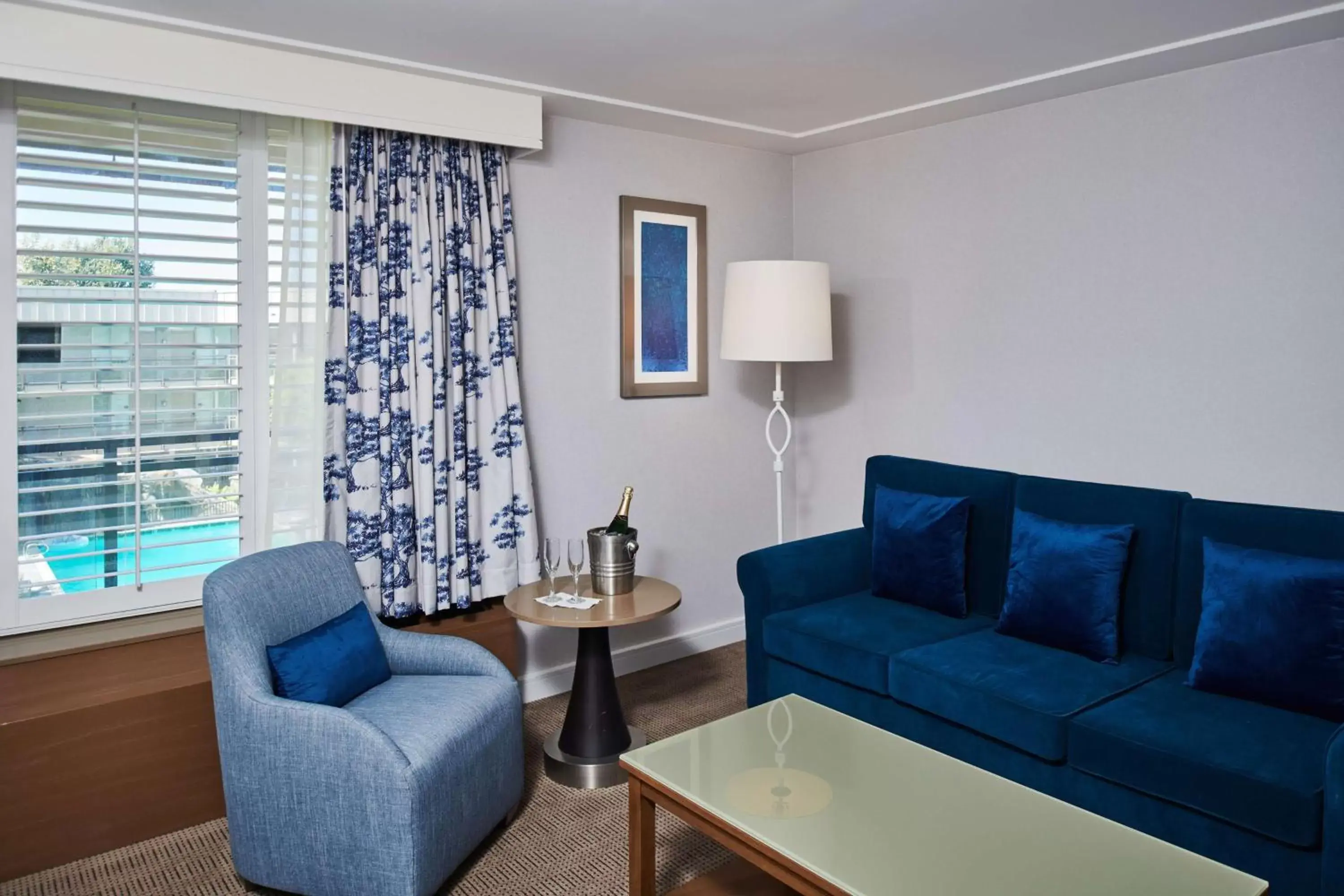 Living room, Seating Area in DoubleTree by Hilton Torrance - South Bay