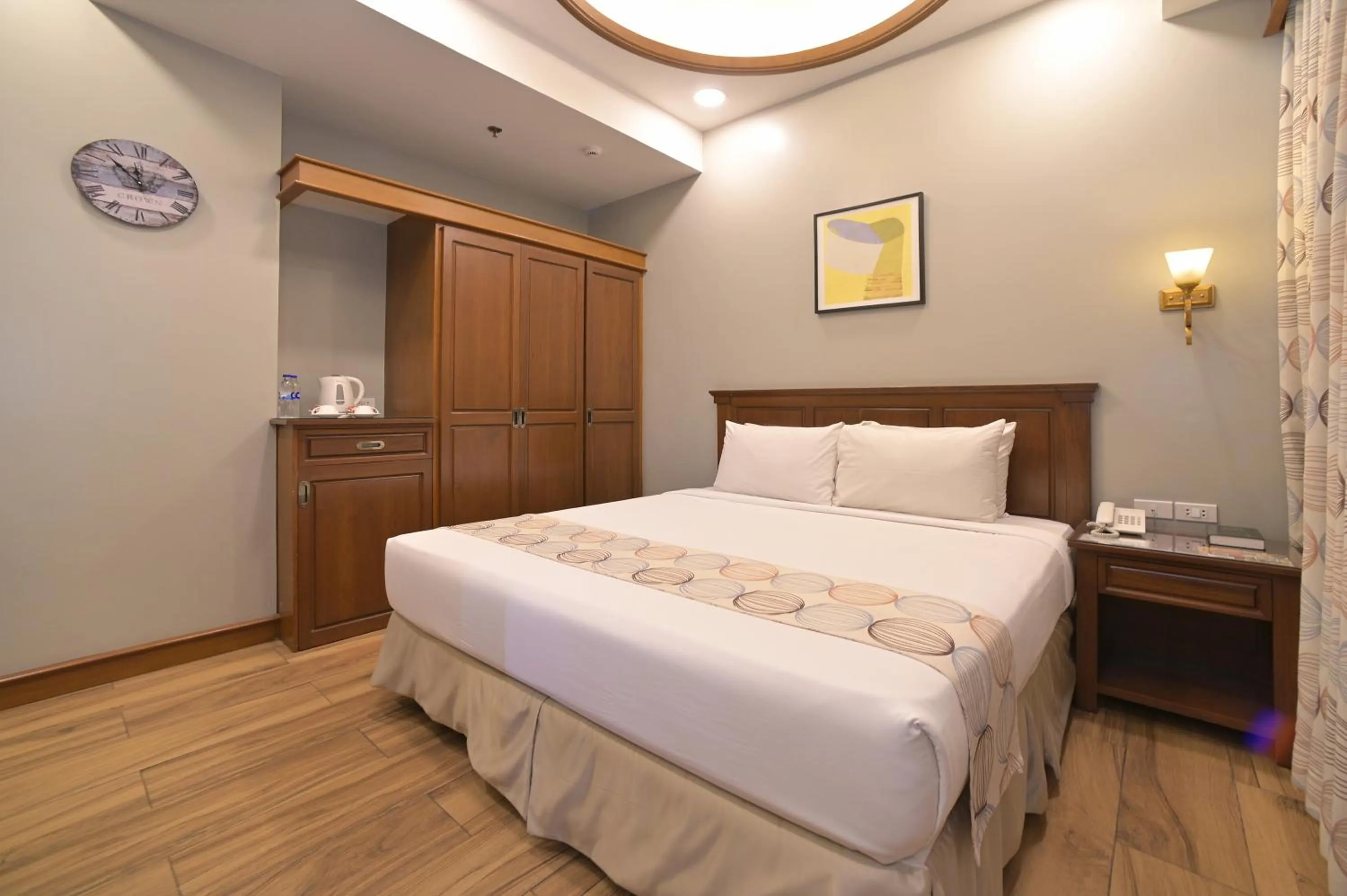 Bed in Paragon Hotel and Suites