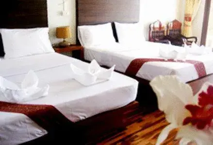 Bed in Lanta Paradise Beach Resort