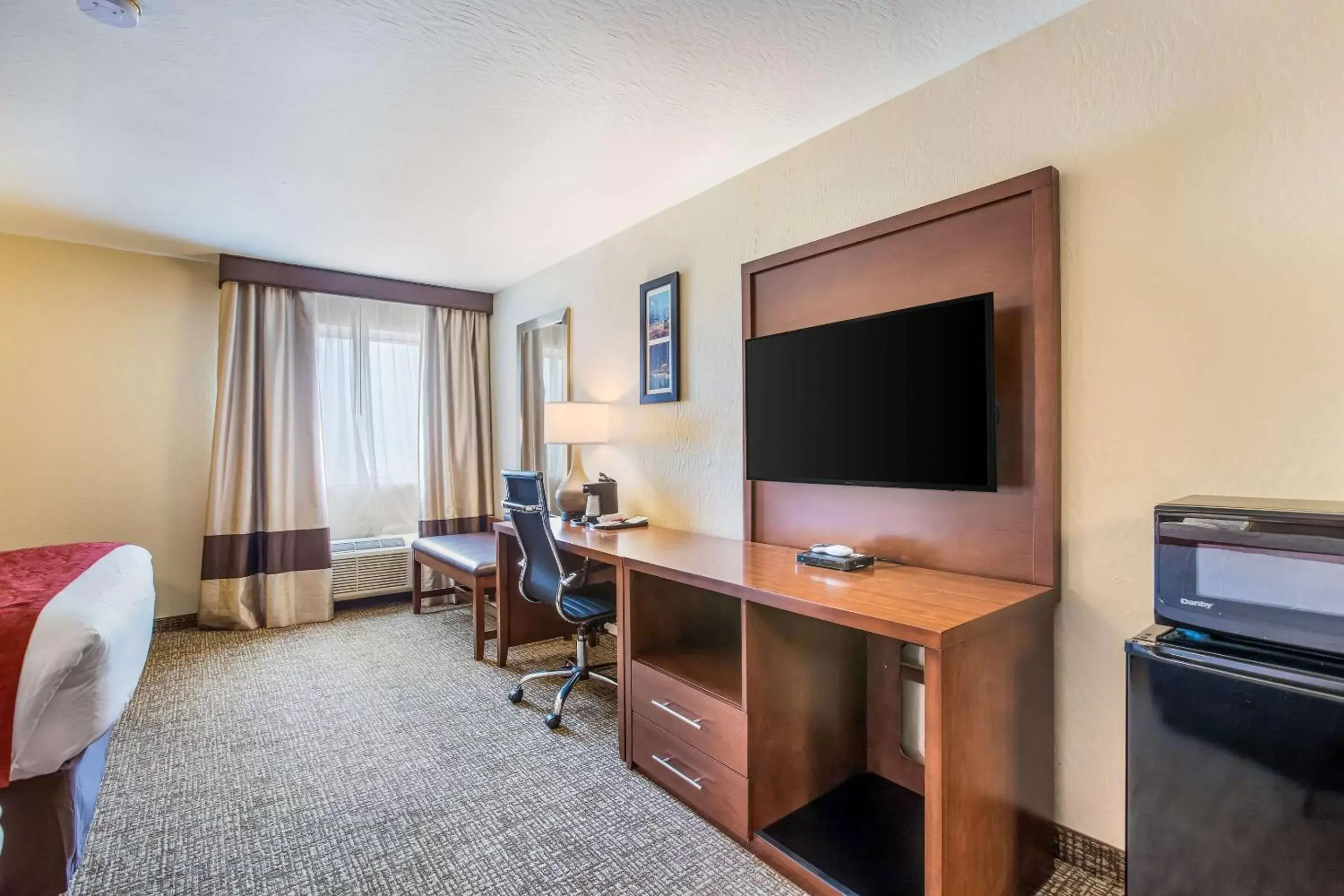 Bedroom, TV/Entertainment Center in Comfort Inn & Suites Fairborn near Wright Patterson AFB