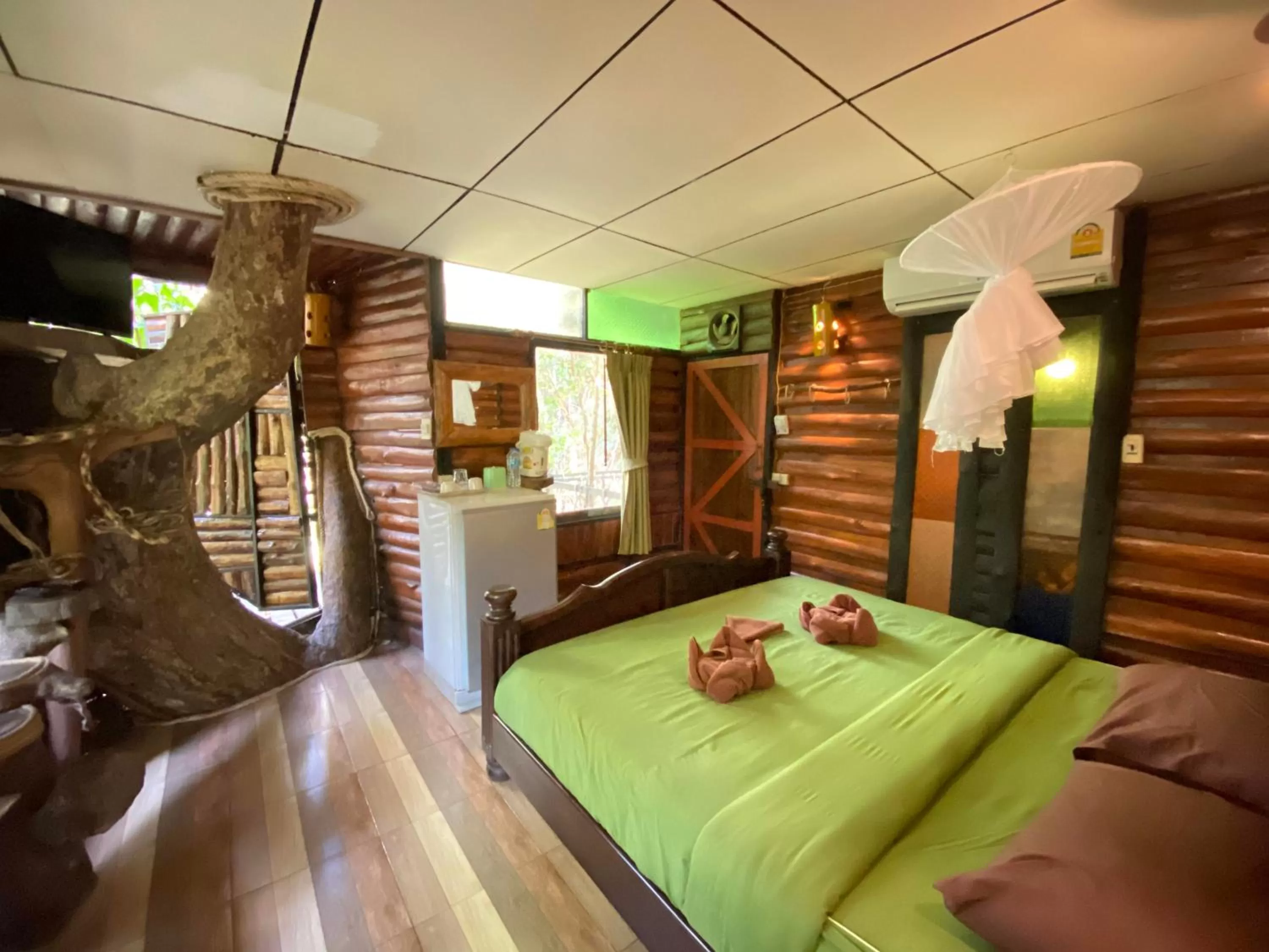 Bed in Khao Sok Tree House Resort