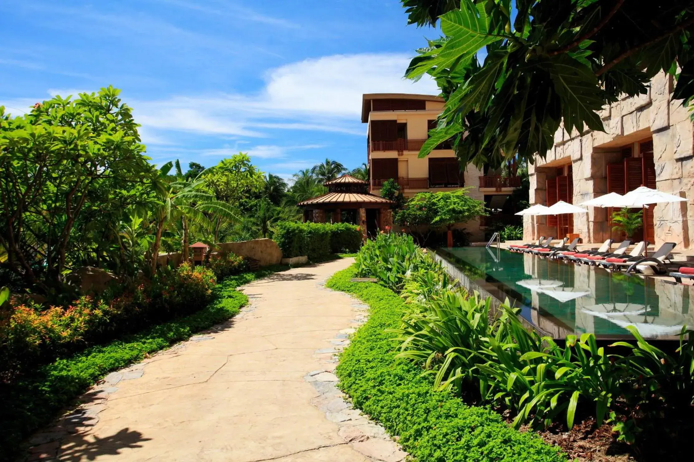 Swimming pool, Property Building in Centara Grand Mirage Beach Resort Pattaya - SHA Extra Plus