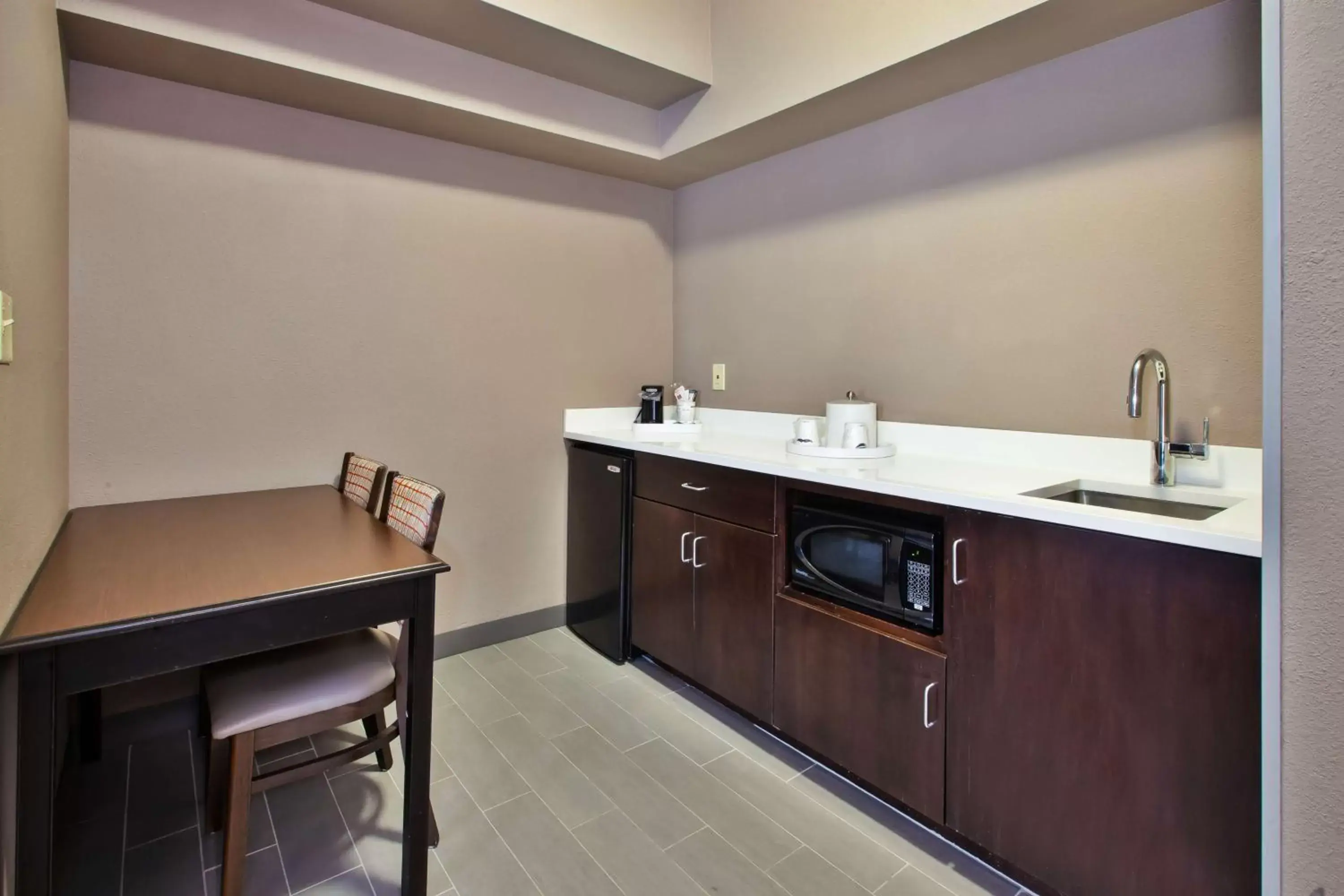 Photo of the whole room, Bathroom in Hampton Inn & Suites Cleveland-Airport/Middleburg Heights