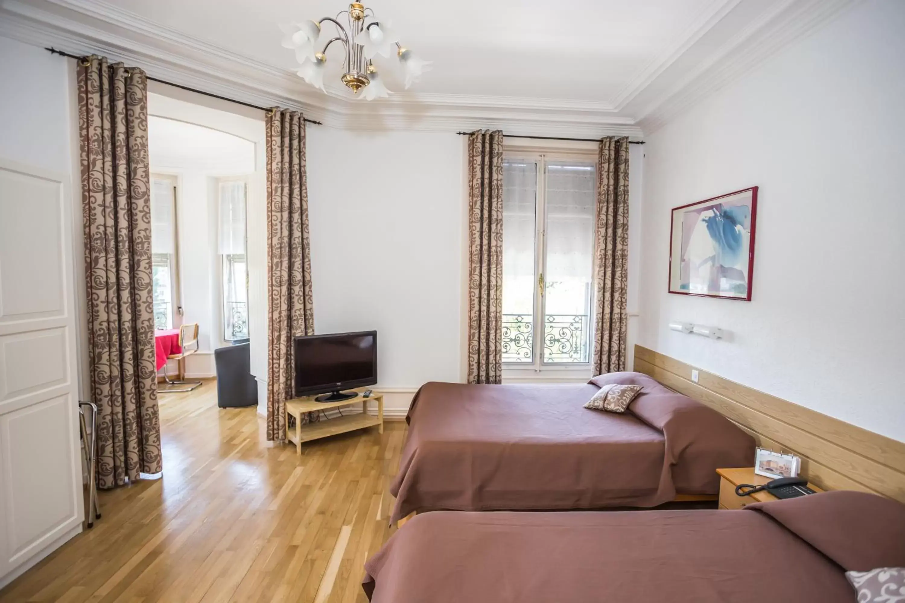 Bed, TV/Entertainment Center in Hotel des Tourelles