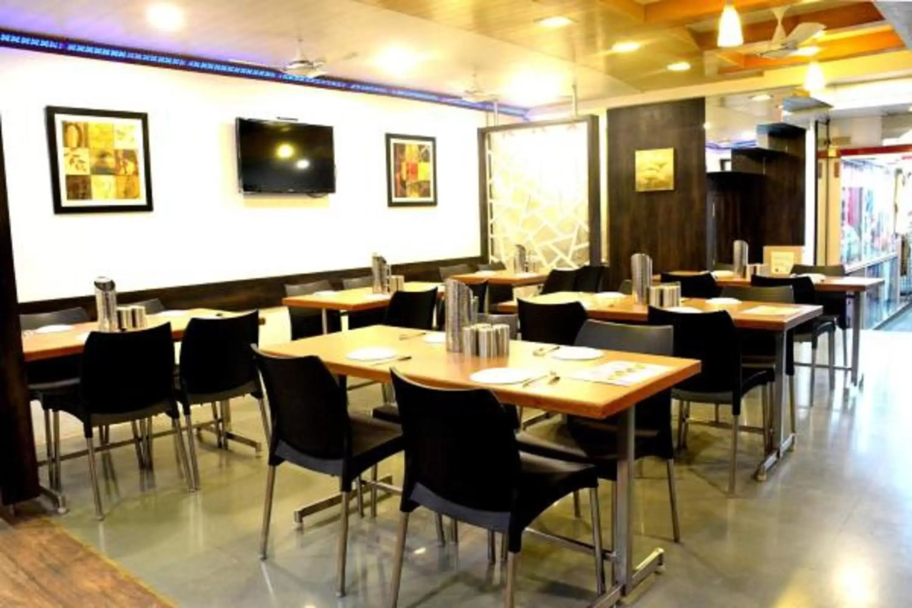 Restaurant/Places to Eat in Hotel Vyankatesh & Pure Veg Restaurant