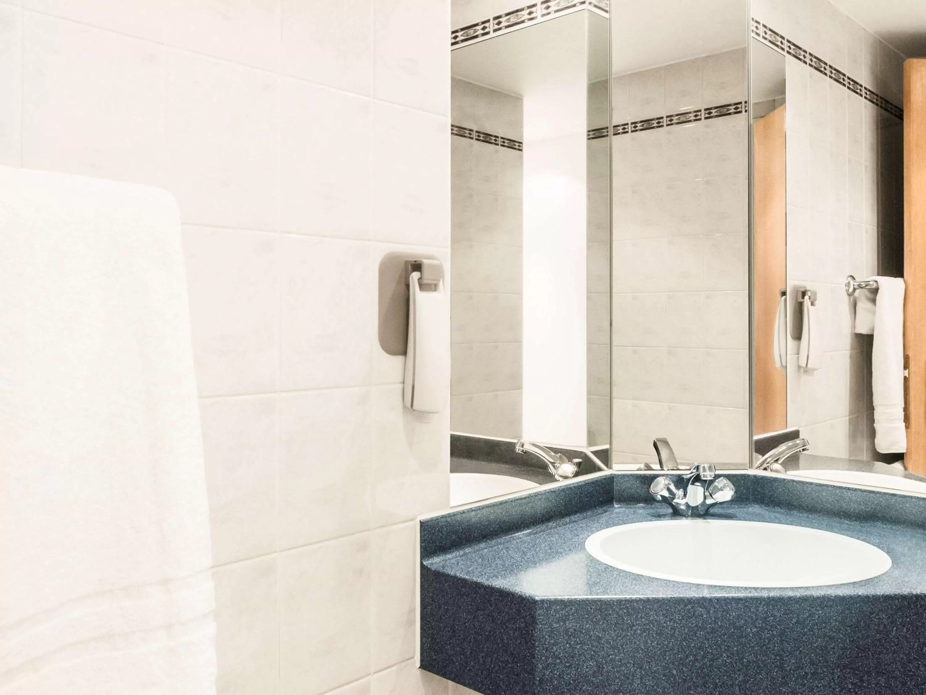 Photo of the whole room in ibis Chesterfield North - Barlborough