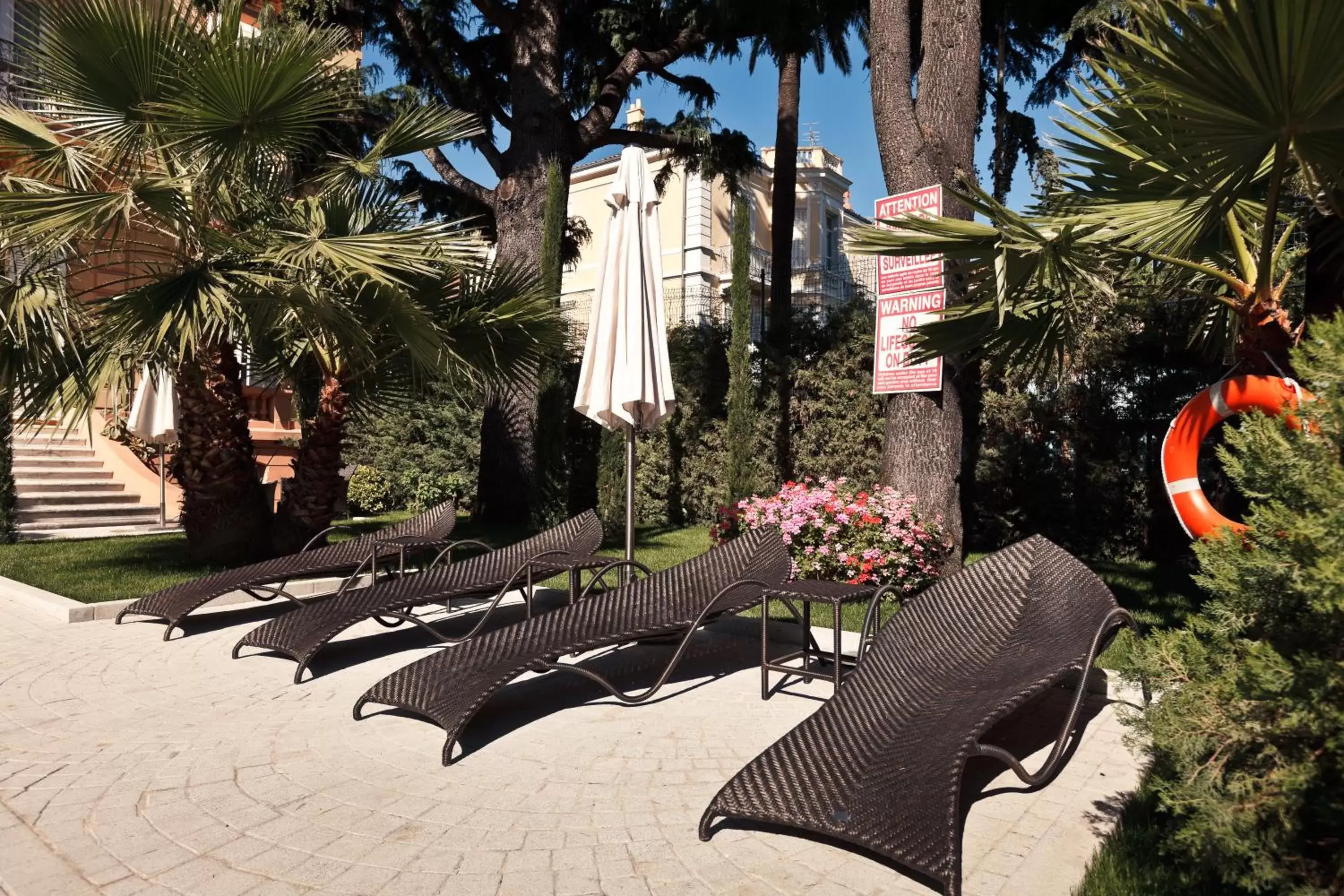 Balcony/Terrace in GOLDEN TULIP CANNES HOTEL de PARIS