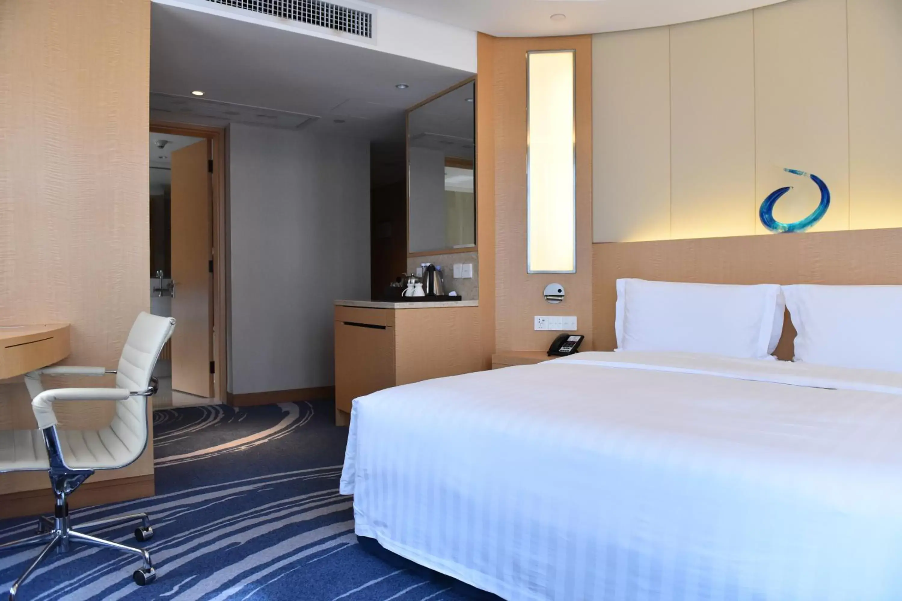 Bed in Crowne Plaza - Shenzhen Futian, an IHG Hotel