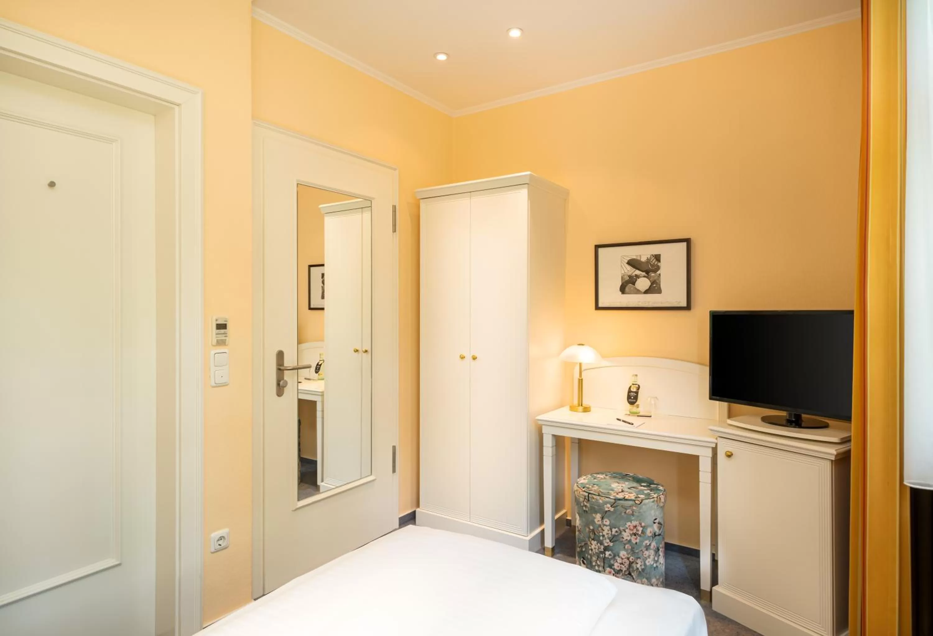 TV and multimedia, Bed in Arthotel ANA Fleur