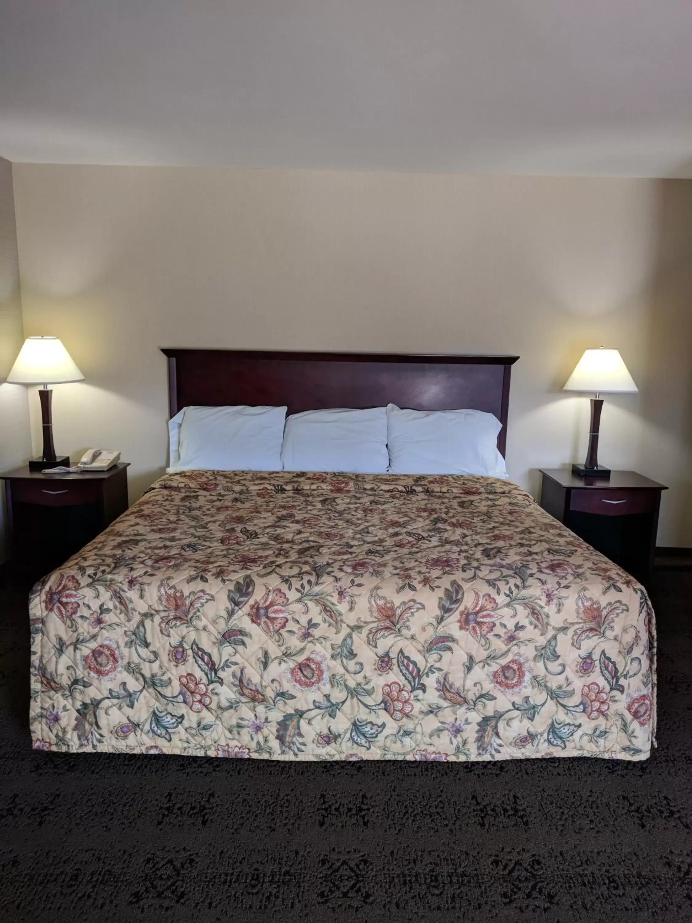 Bed in Knights Inn Pine Grove