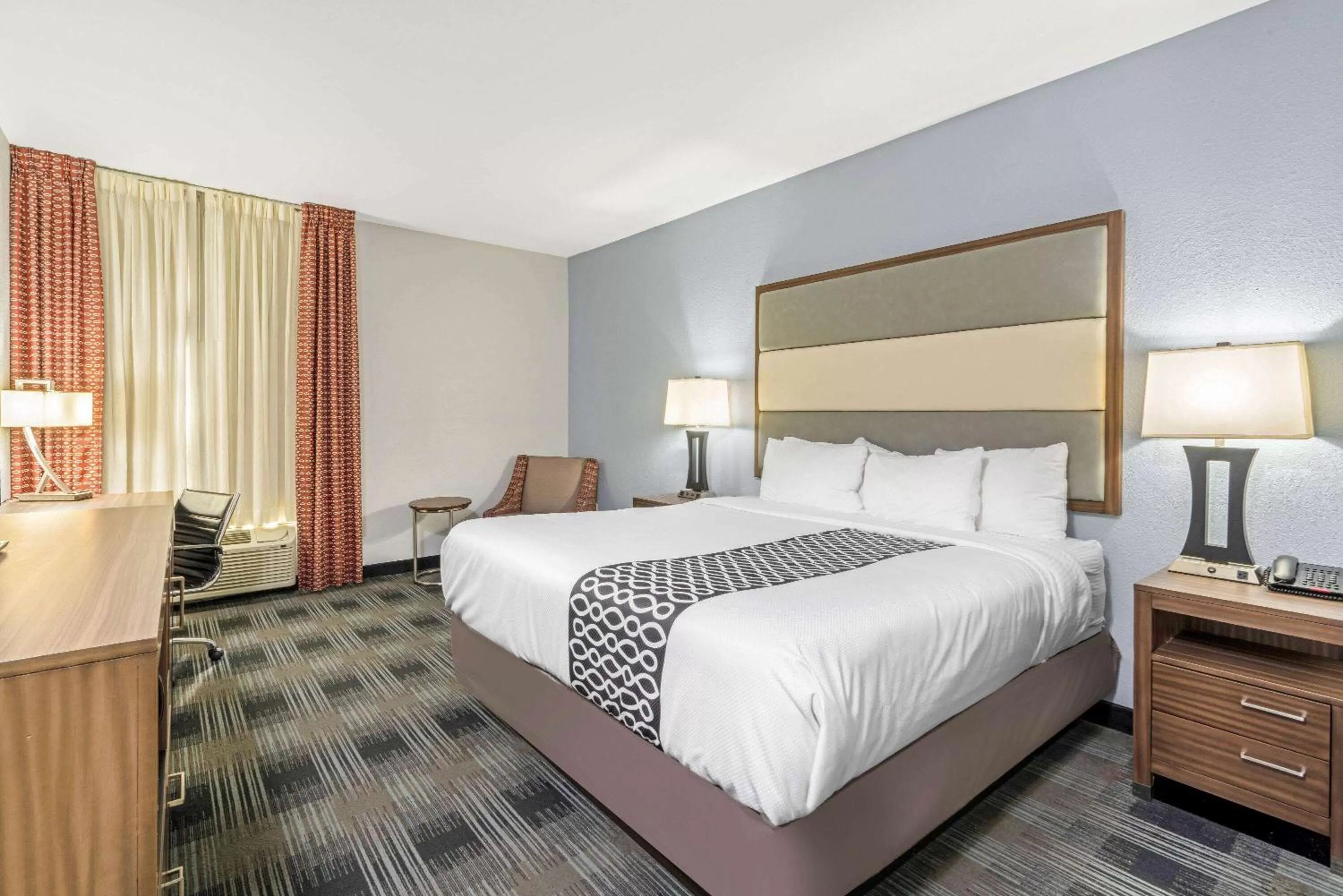 Photo of the whole room, Bed in La Quinta by Wyndham Guthrie