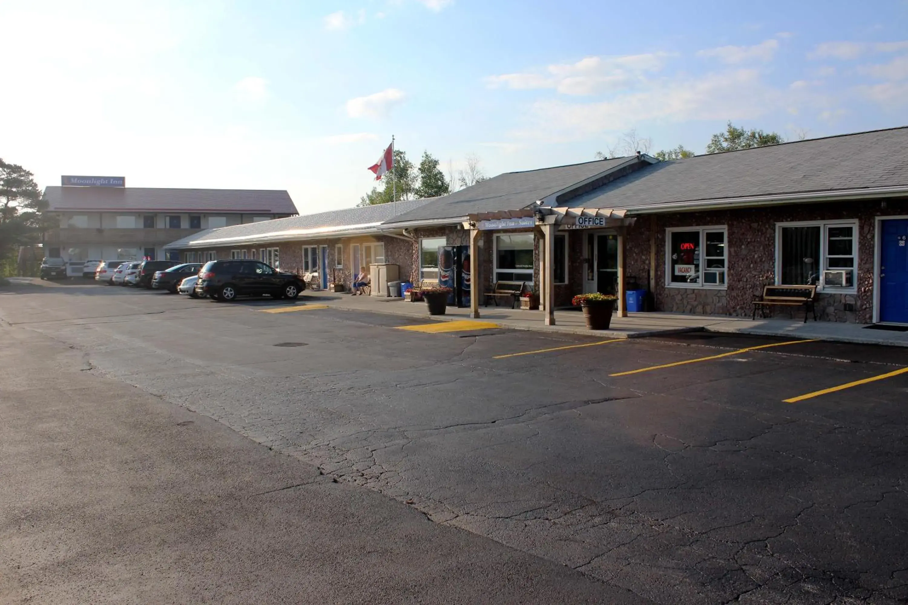 Facade/entrance, Property Building in Moonlight Inn & Suites