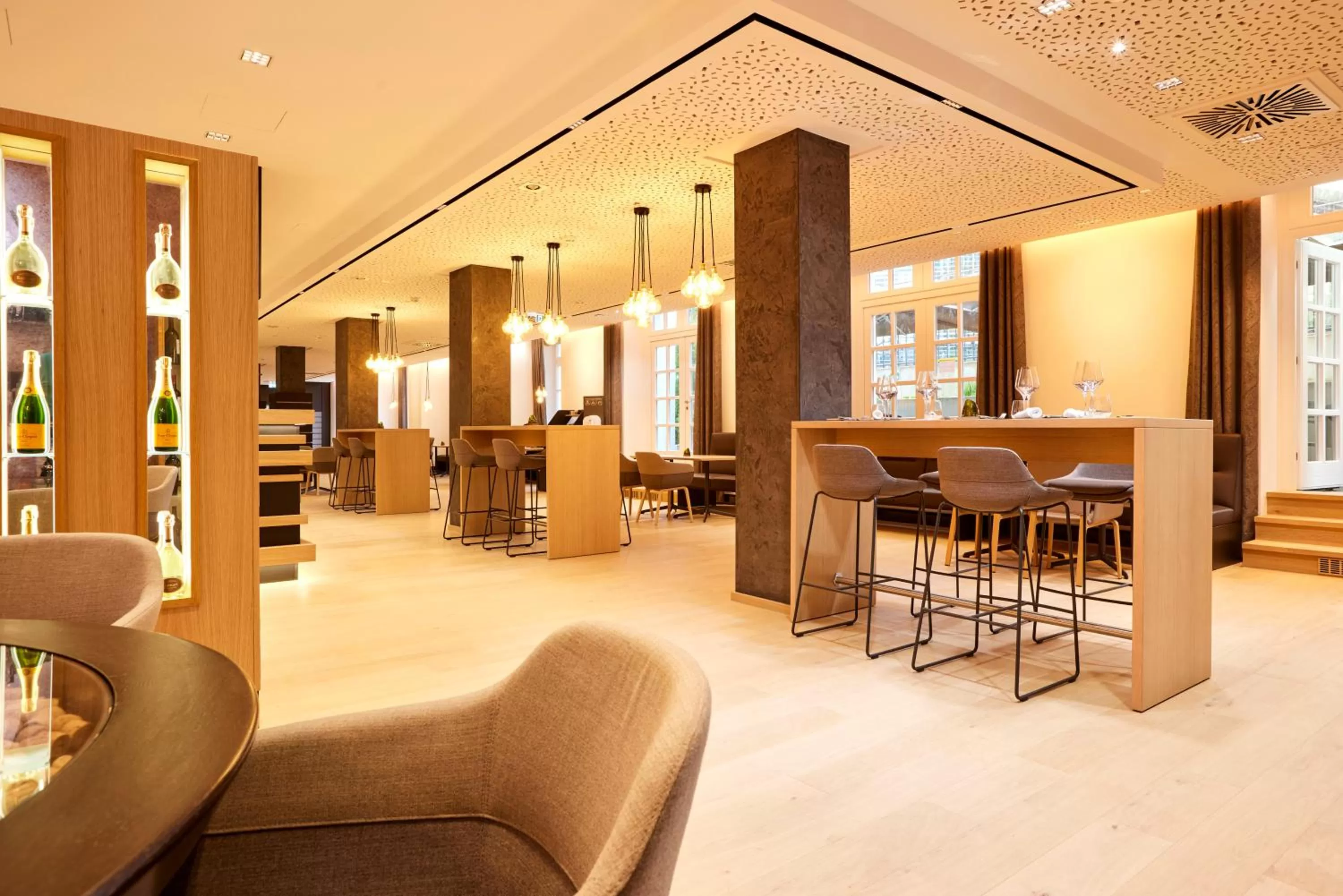 Restaurant/places to eat in Kasino Hotel