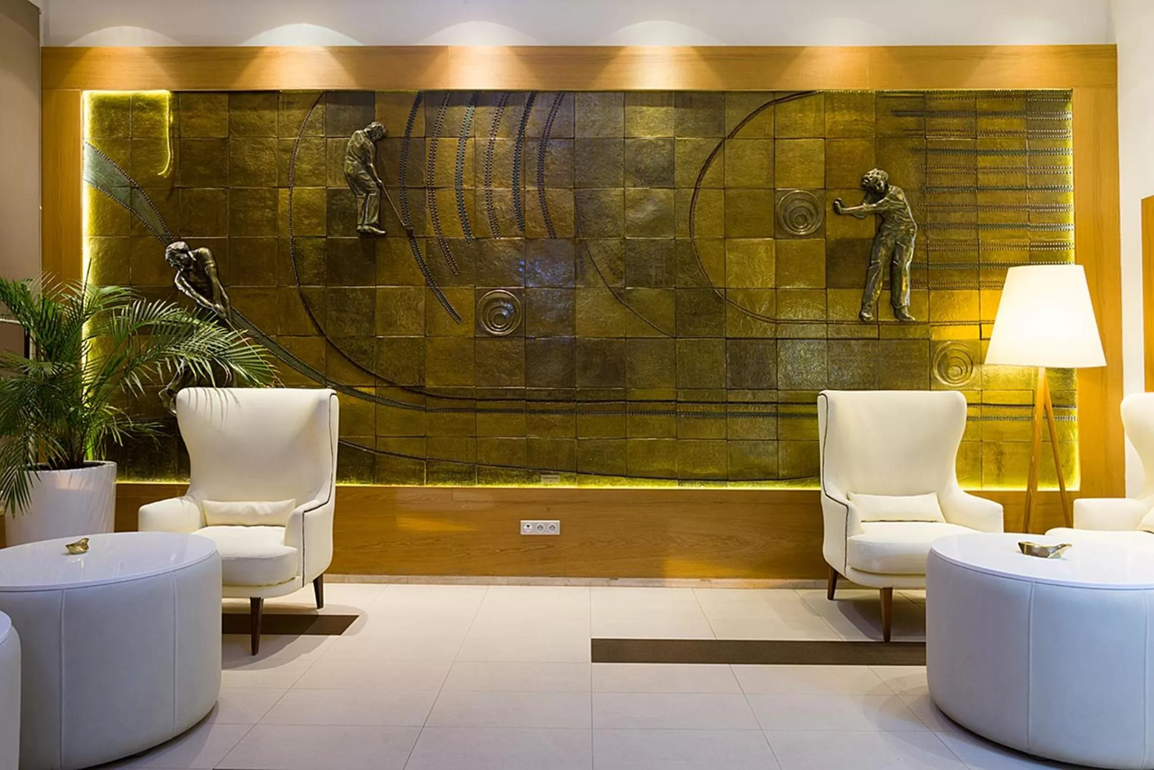 Communal lounge/ TV room in Golf Royal Hotel