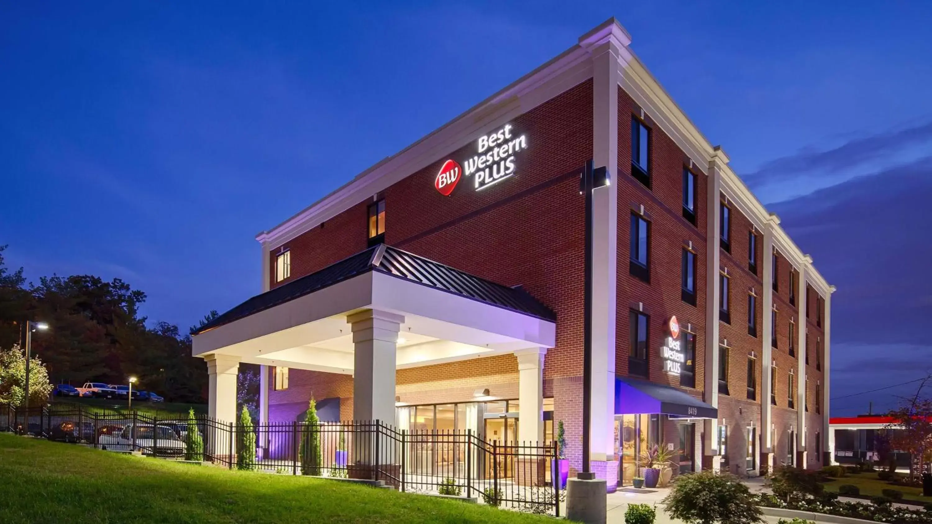 Property Building in Best Western Plus College Park Hotel