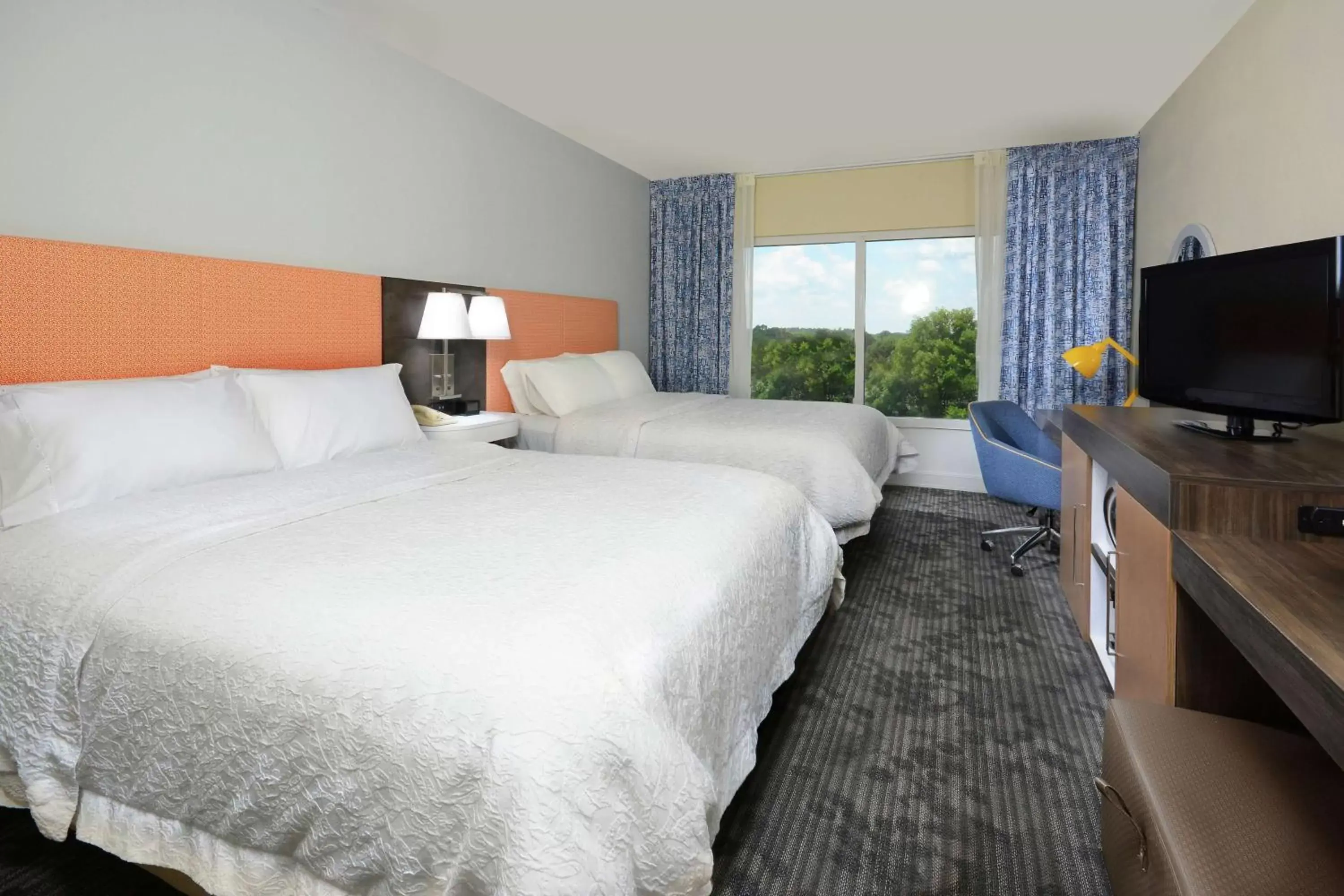 Bedroom, Bed in Hampton Inn & Suites Clinton