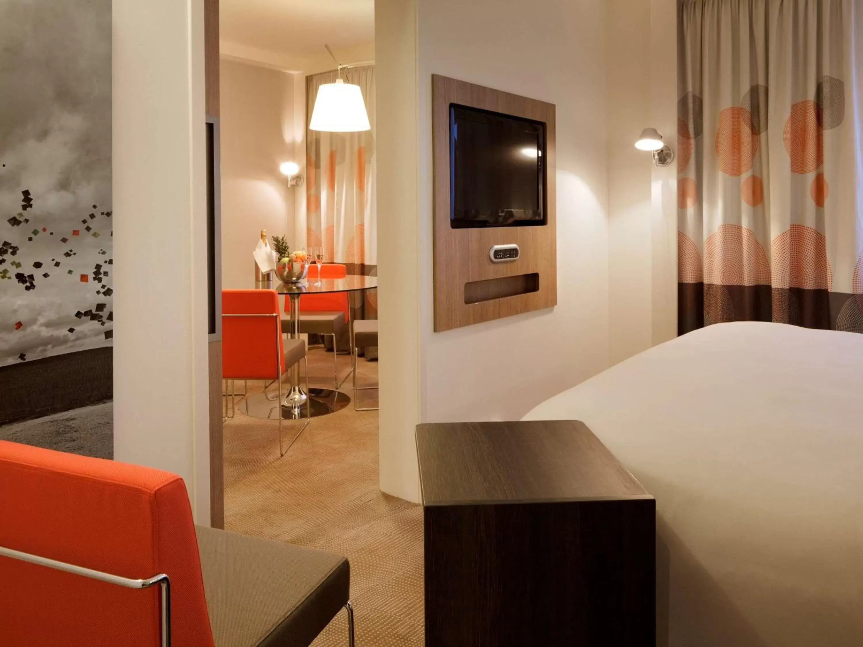 Photo of the whole room, TV/Entertainment Center in Novotel London Blackfriars