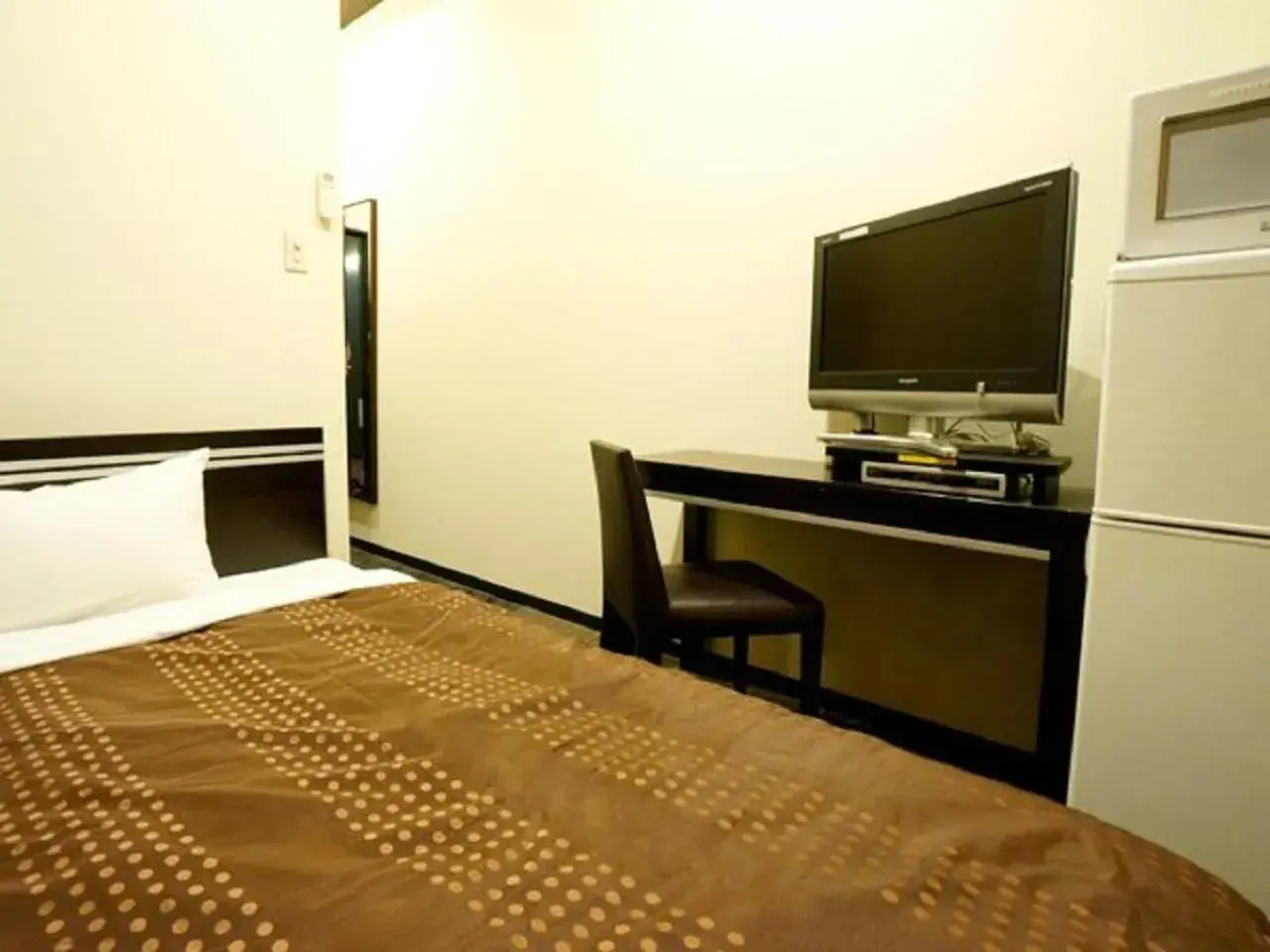Bed, TV/Entertainment Center in HOTEL LiVEMAX BUDGET Esaka