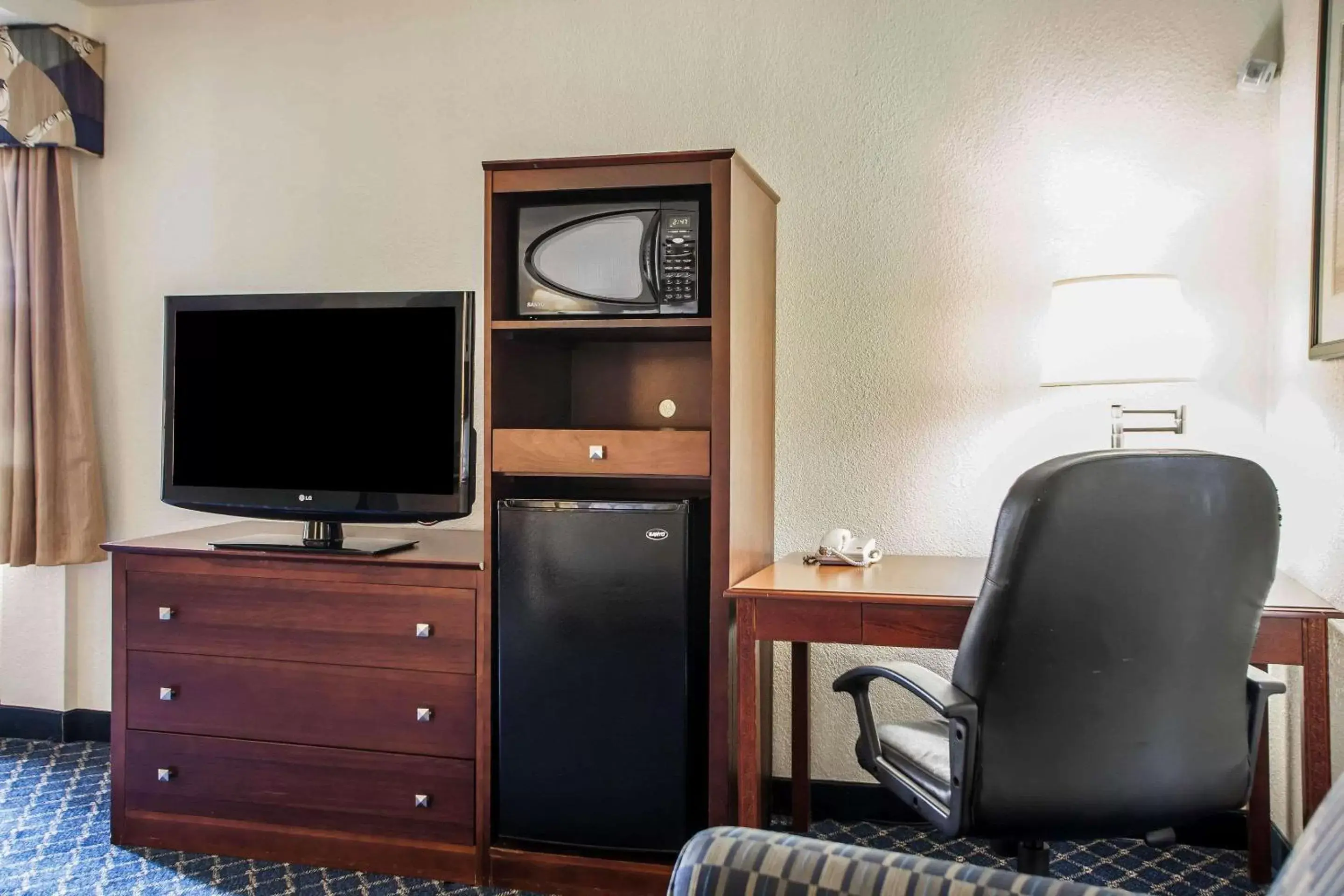 Photo of the whole room, TV/Entertainment Center in Comfort Inn Feasterville - Trevose