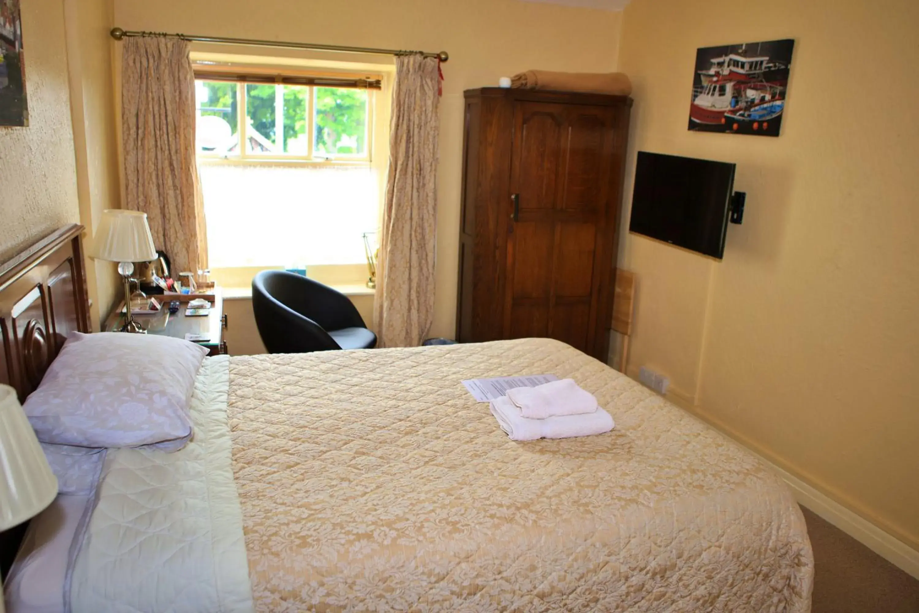 Bedroom, Bed in Wortley Cottage Guest House