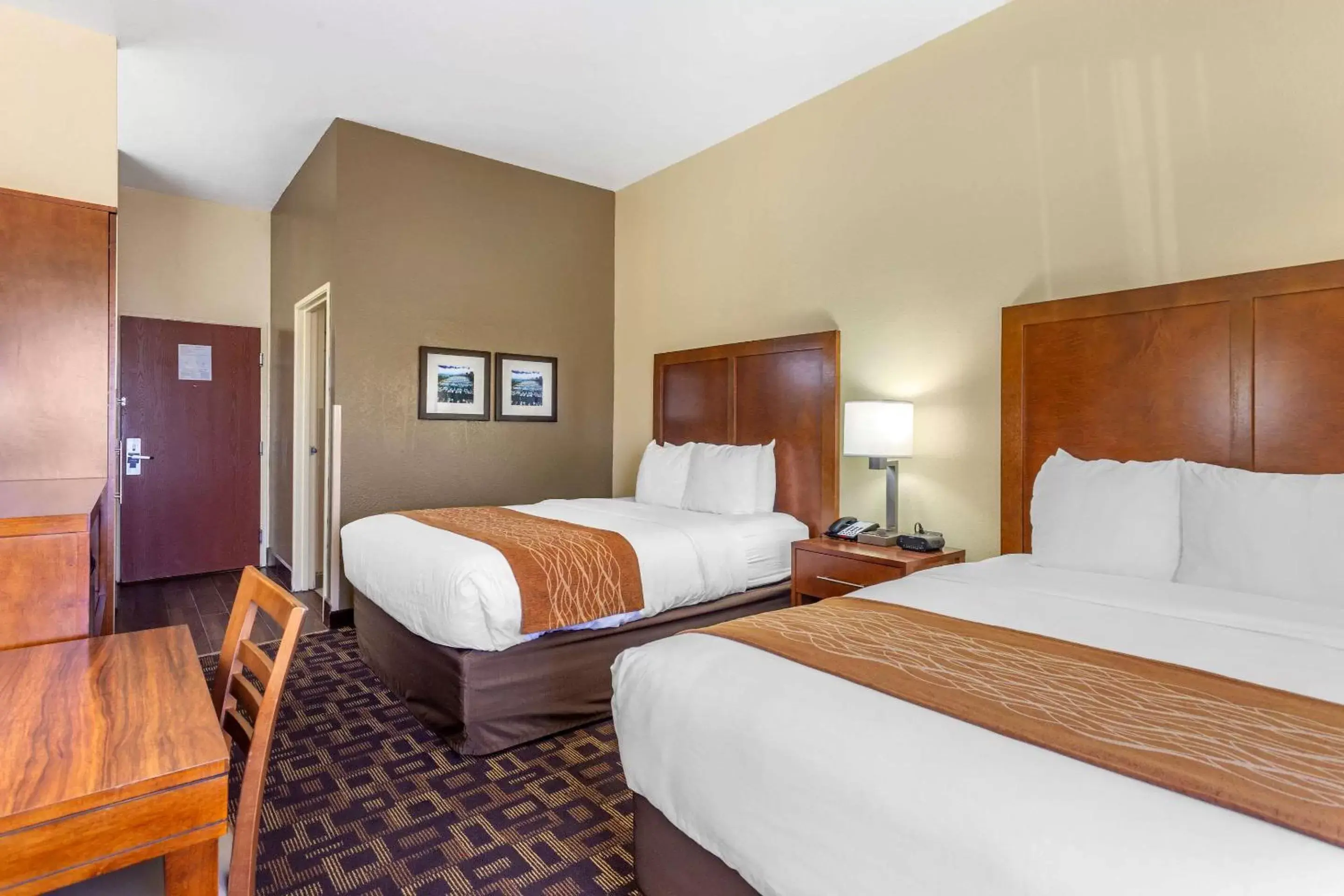Photo of the whole room, Bed in Comfort Inn & Suites North Aurora - Naperville
