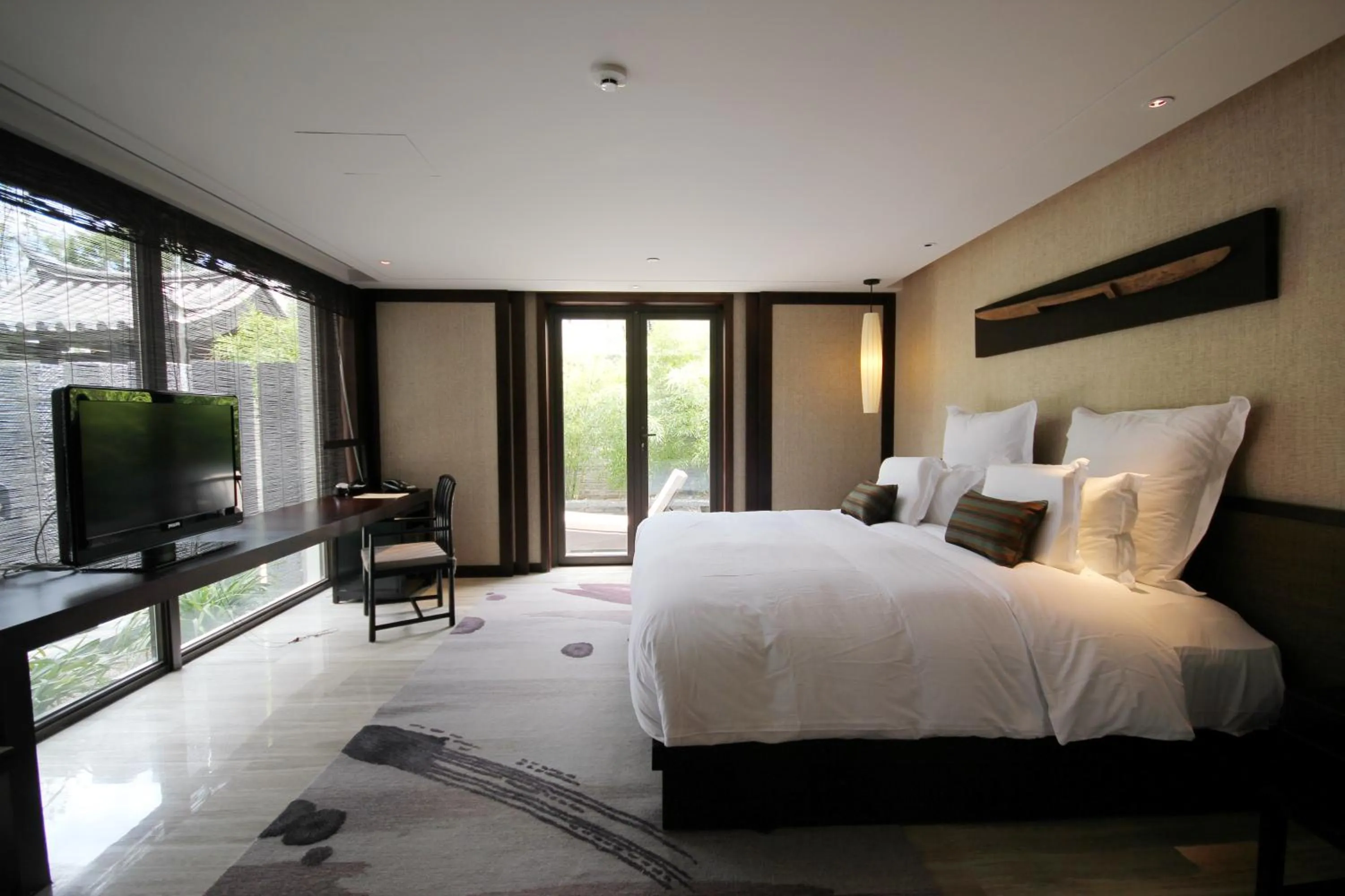 Photo of the whole room, Bed in Pullman Lijiang Resort & Spa