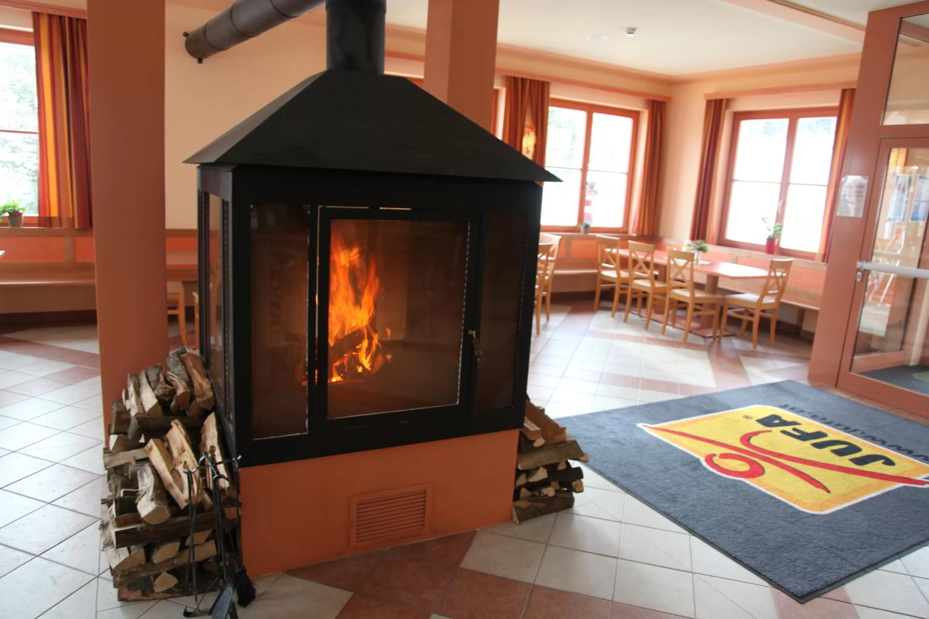 Lobby or reception, TV/Entertainment Center in JUFA Hotel Nockberge