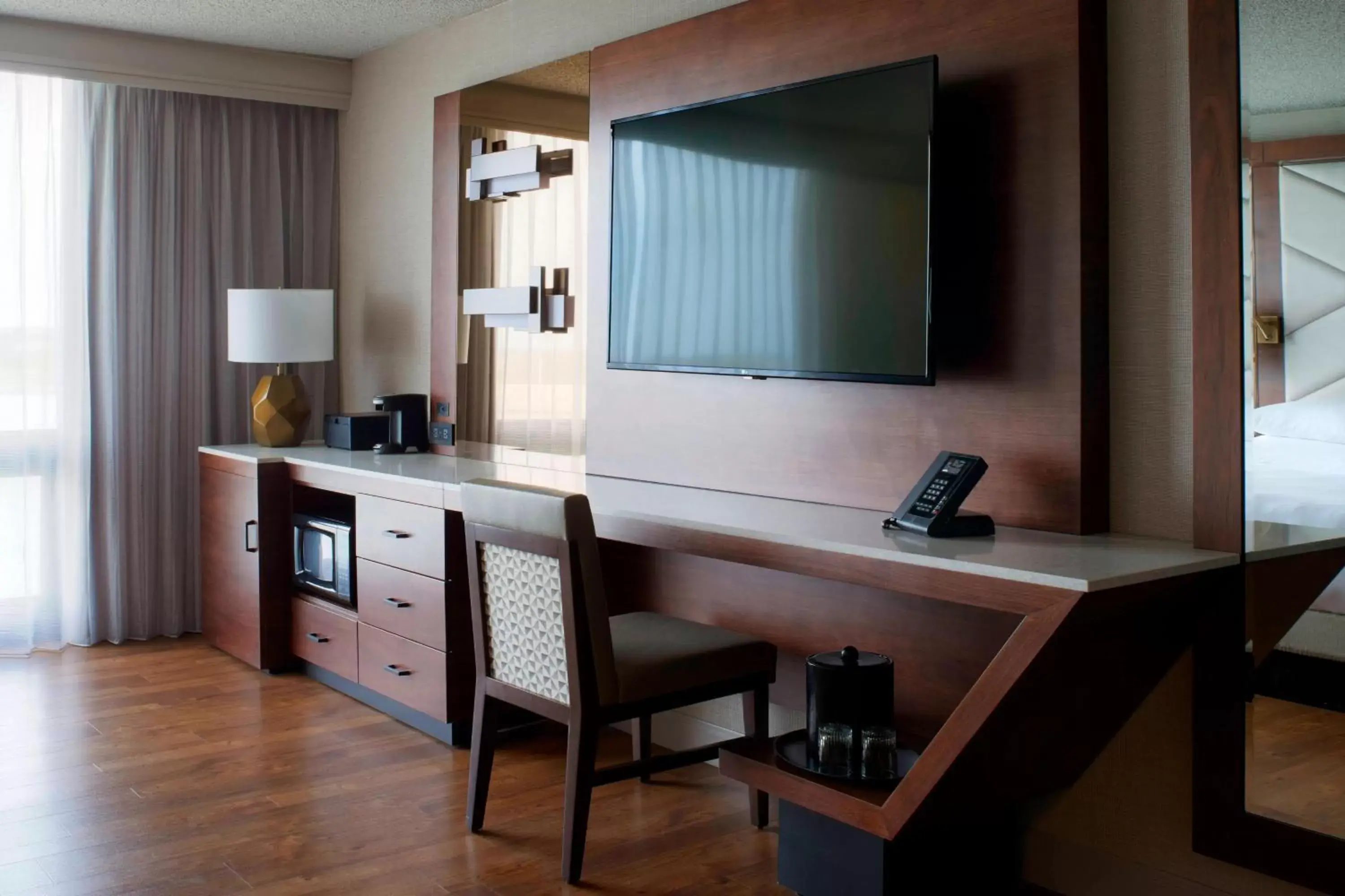 Photo of the whole room, TV/Entertainment Center in Kansas City Airport Marriott