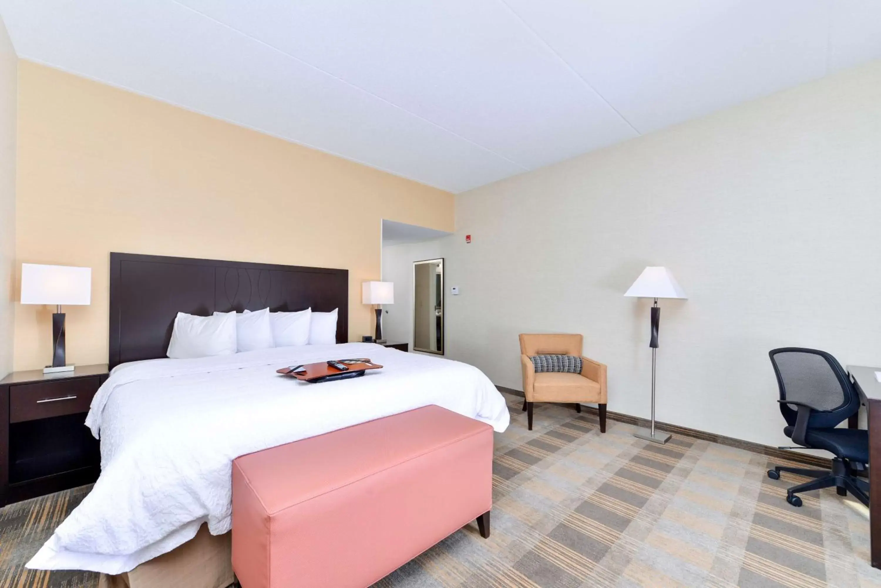 Bed in Hampton Inn & Suites California University-Pittsburgh Bed in Hampton Inn & Suites California University-Pittsburgh