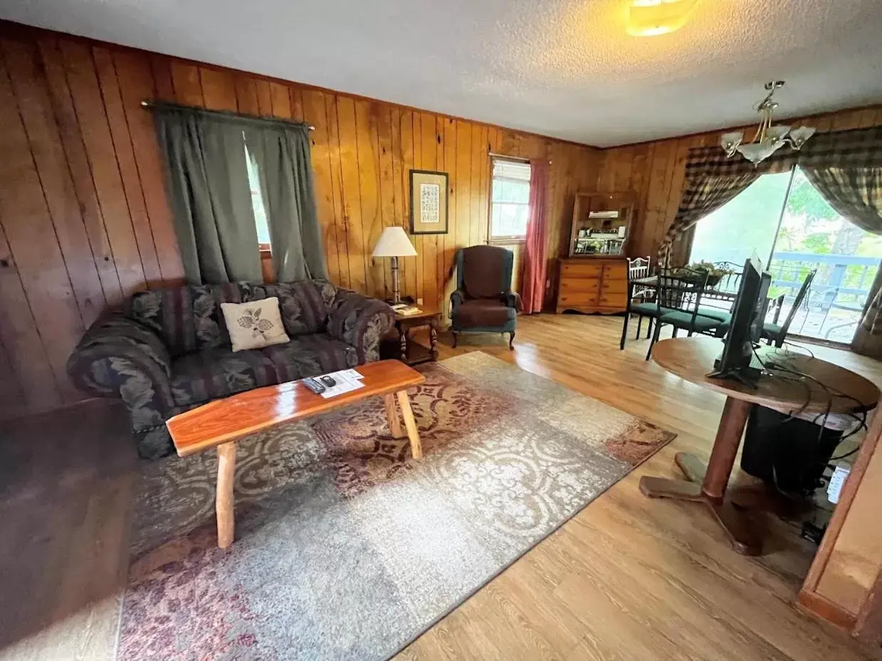 Seating Area in Meadowlark Motel with Restaurant & Bar