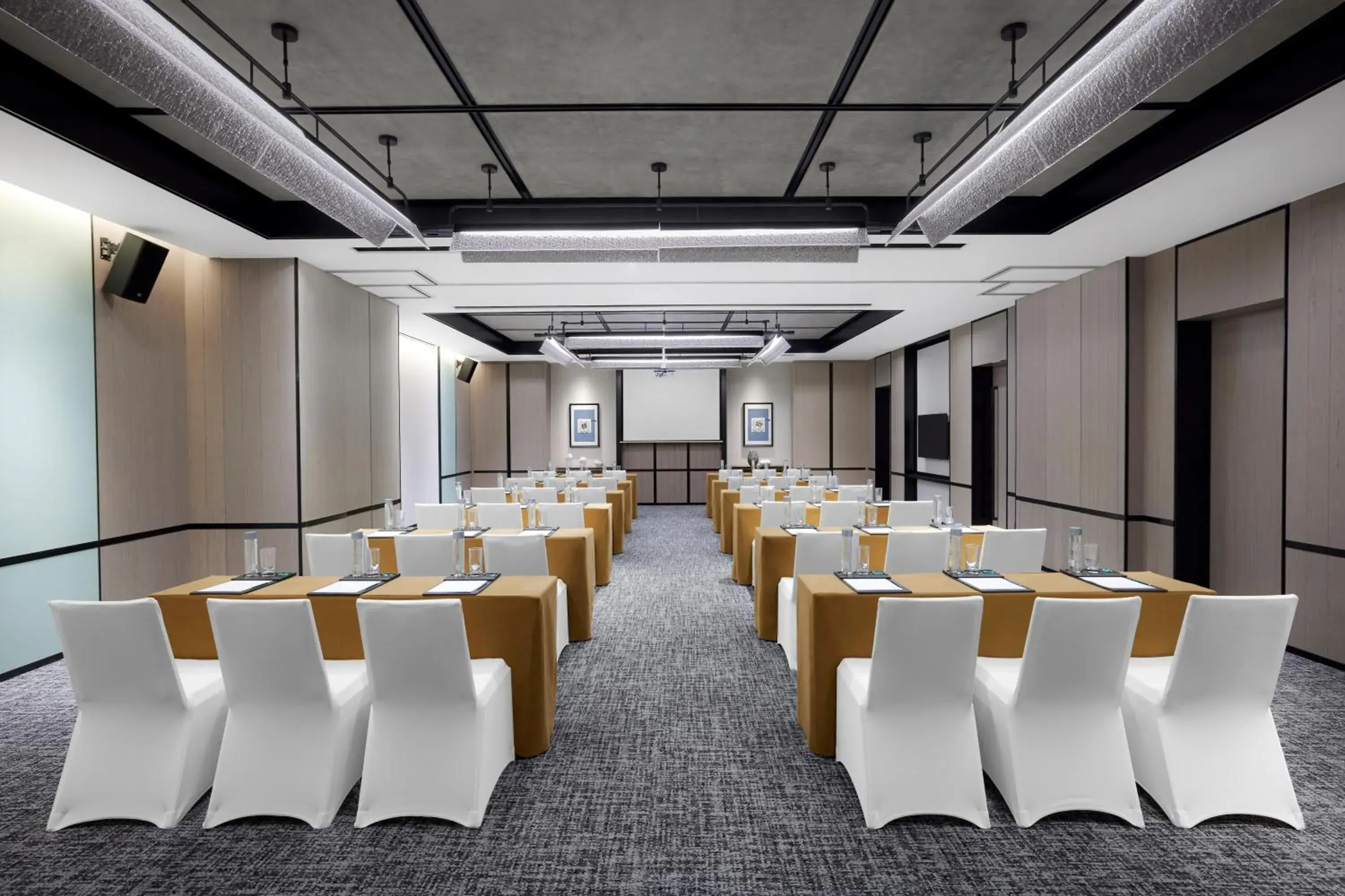 Meeting/conference room in Four Points by Sheraton Shenzhen Bao'an