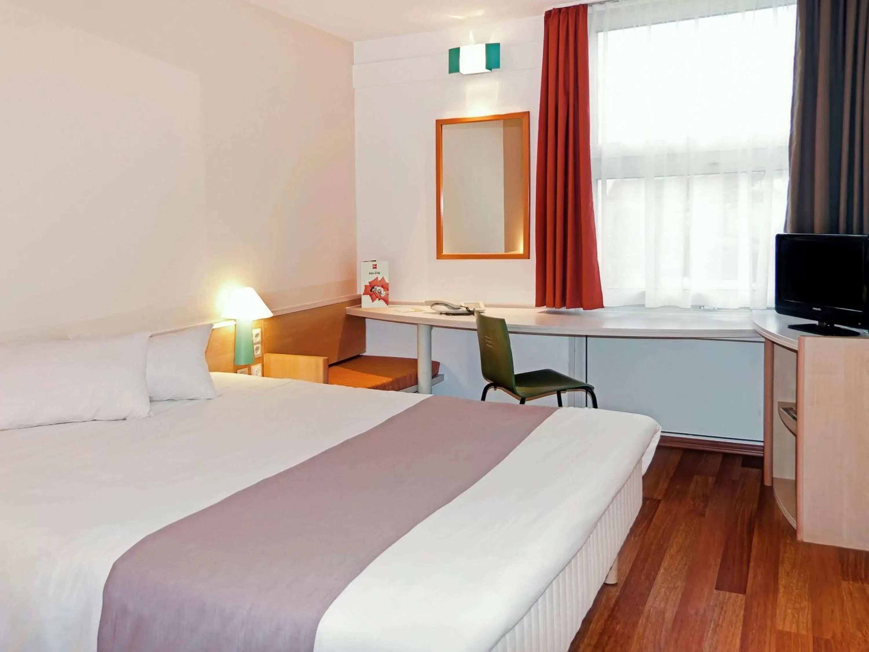 Photo of the whole room, Bed in ibis München City Nord