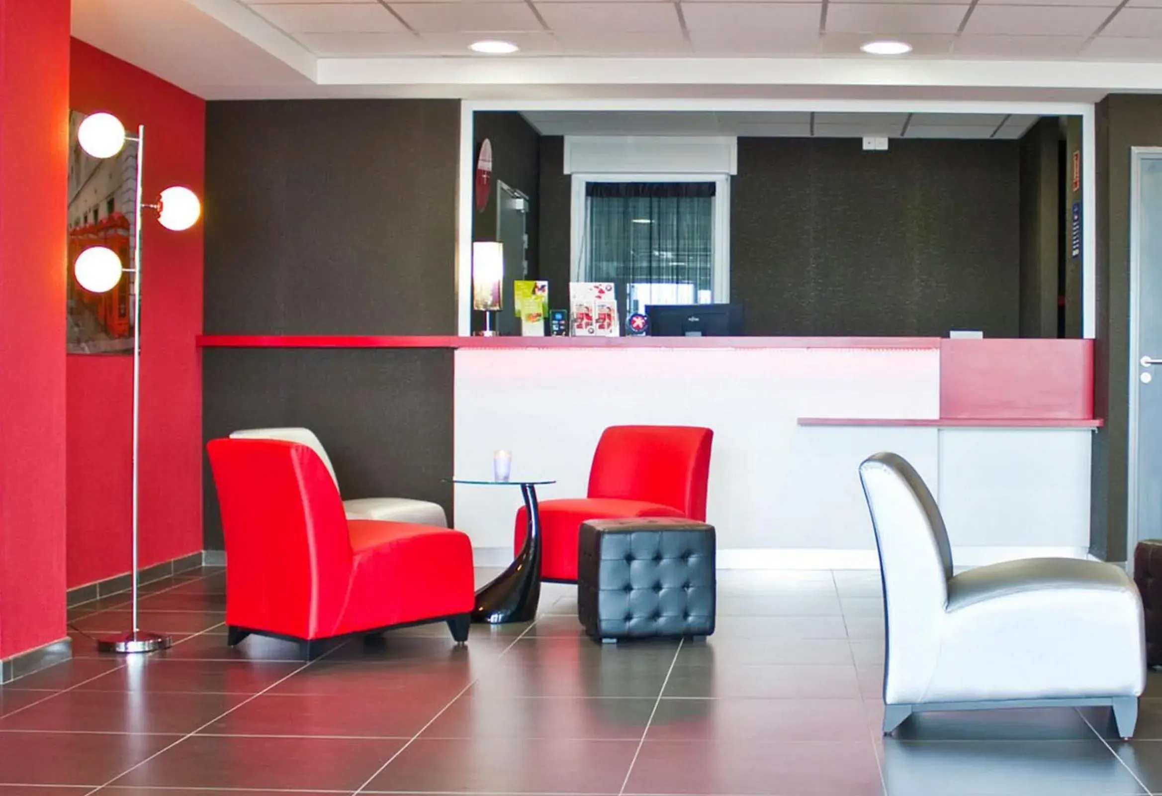 Lobby or reception in The Originals City, Hôtel des Lys, Dreux Lobby or reception in The Originals City, Hôtel des Lys, Dreux